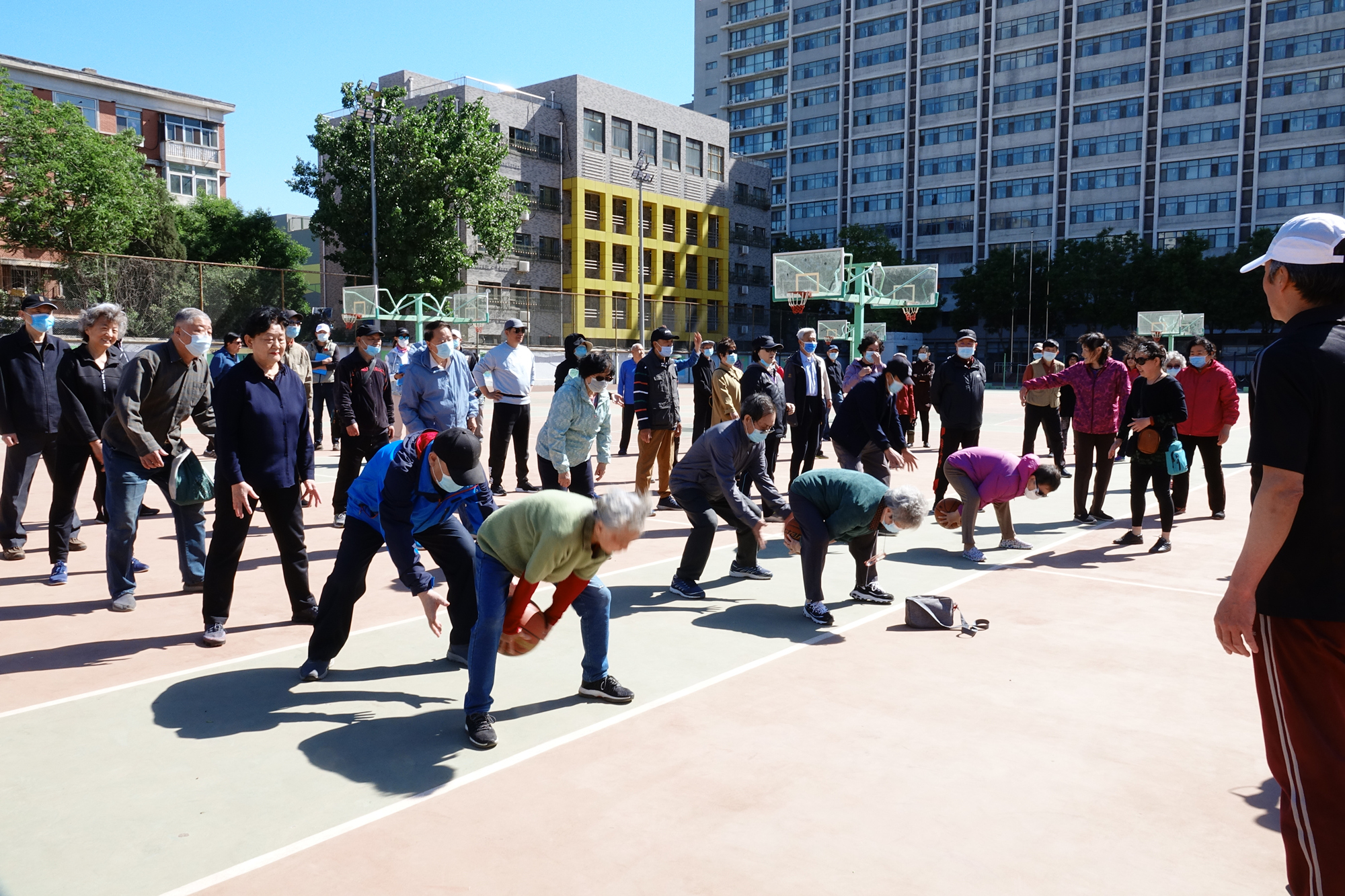 学校举行离退休人员第三十四届趣味运动会