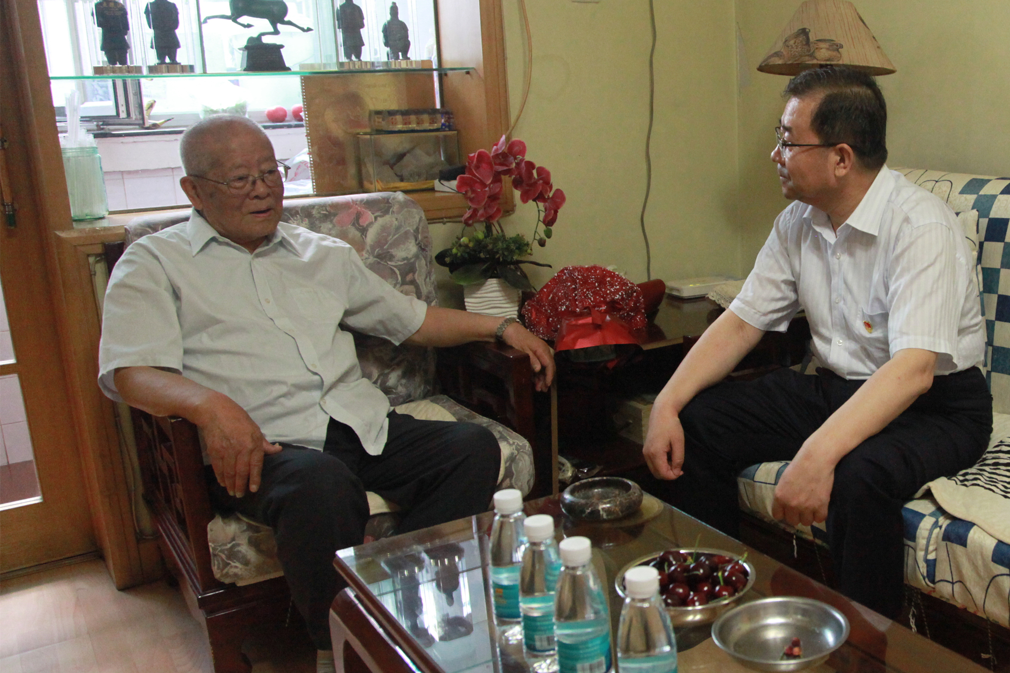 学校党委走访慰问老党员，颁发“光荣在党50年”纪念章