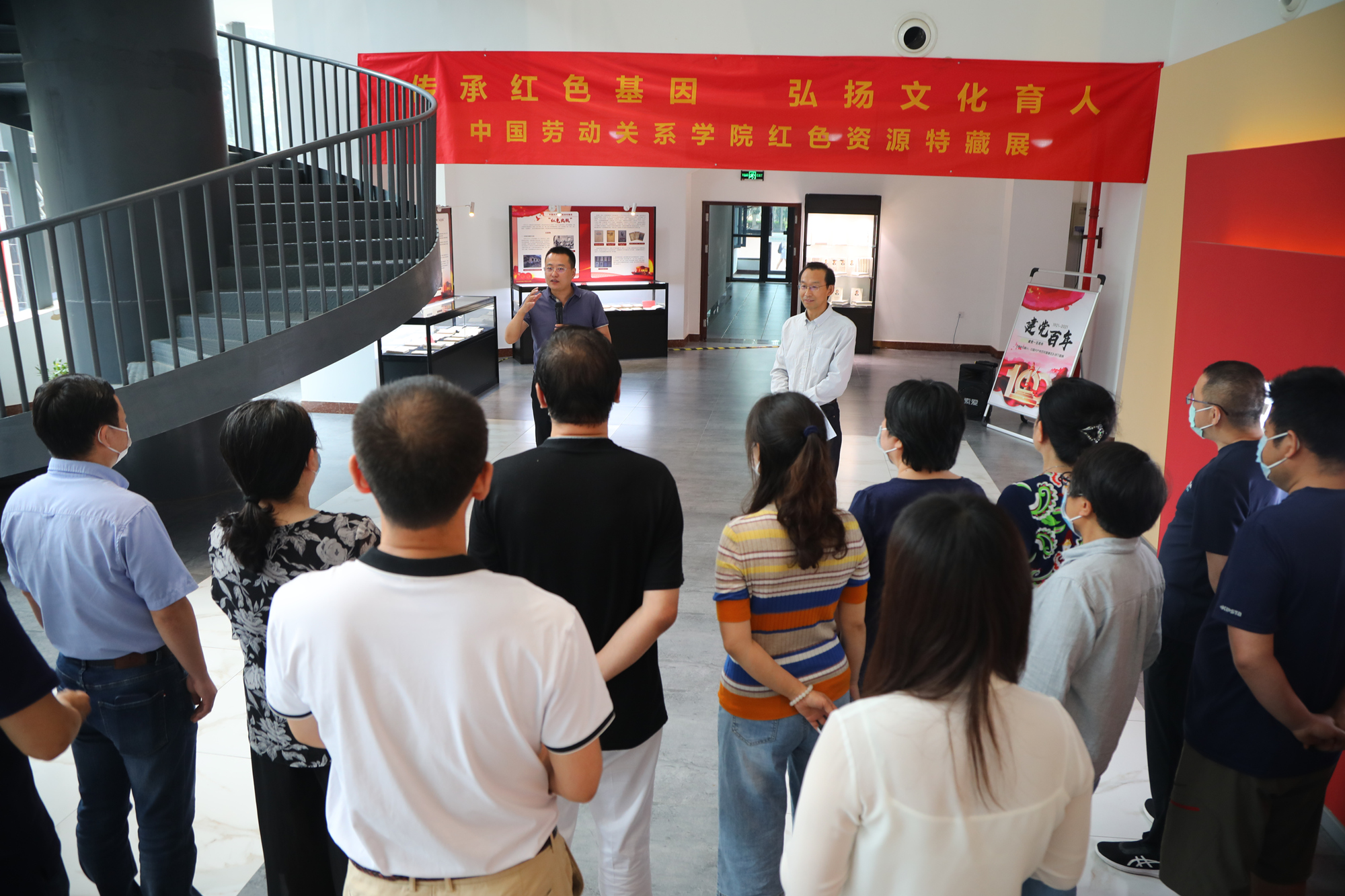 传承红色基因 弘扬文化育人——学校举办“红色资源特藏展”启动仪式