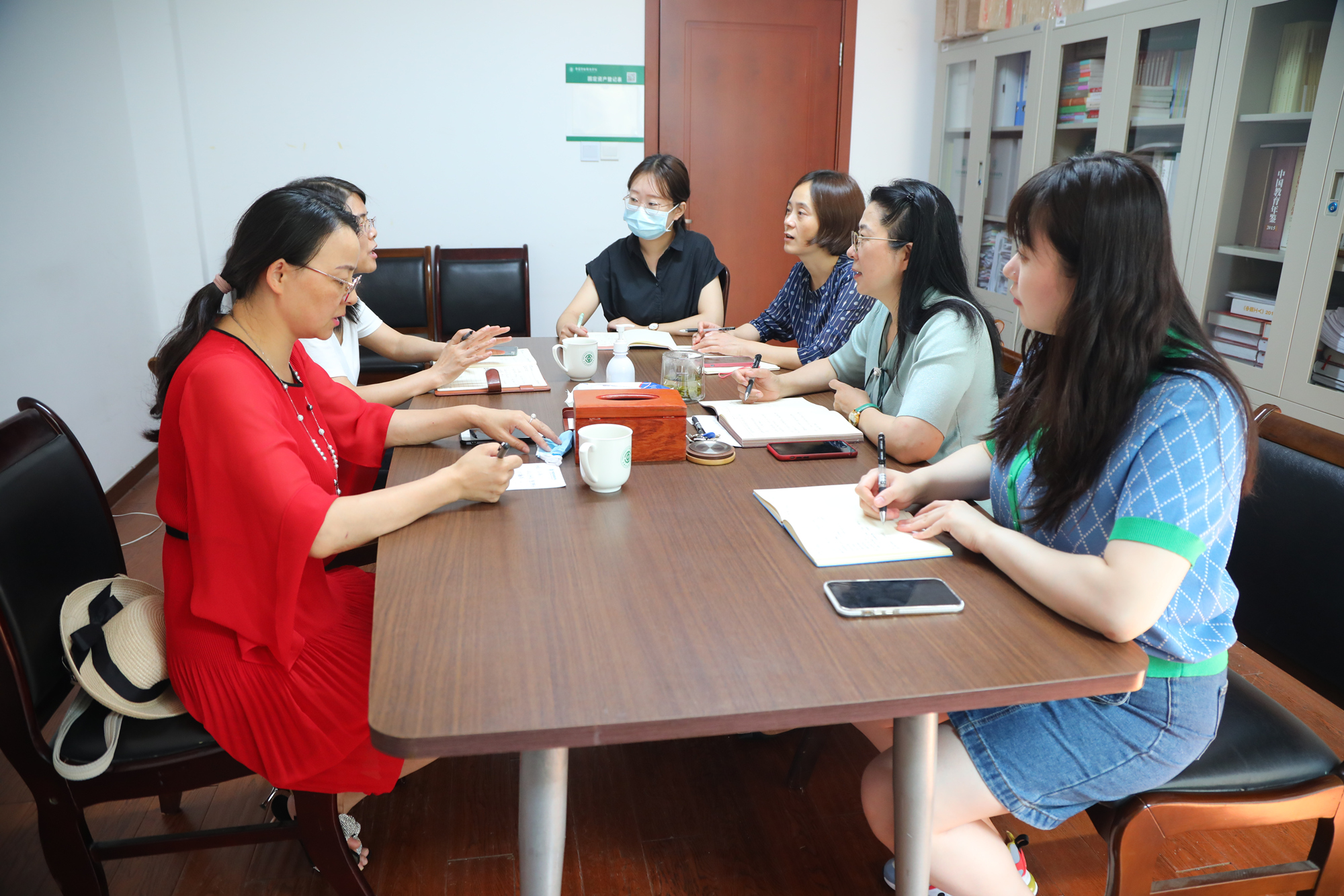 海淀区紫竹院学区管理中心一行来校交流座谈