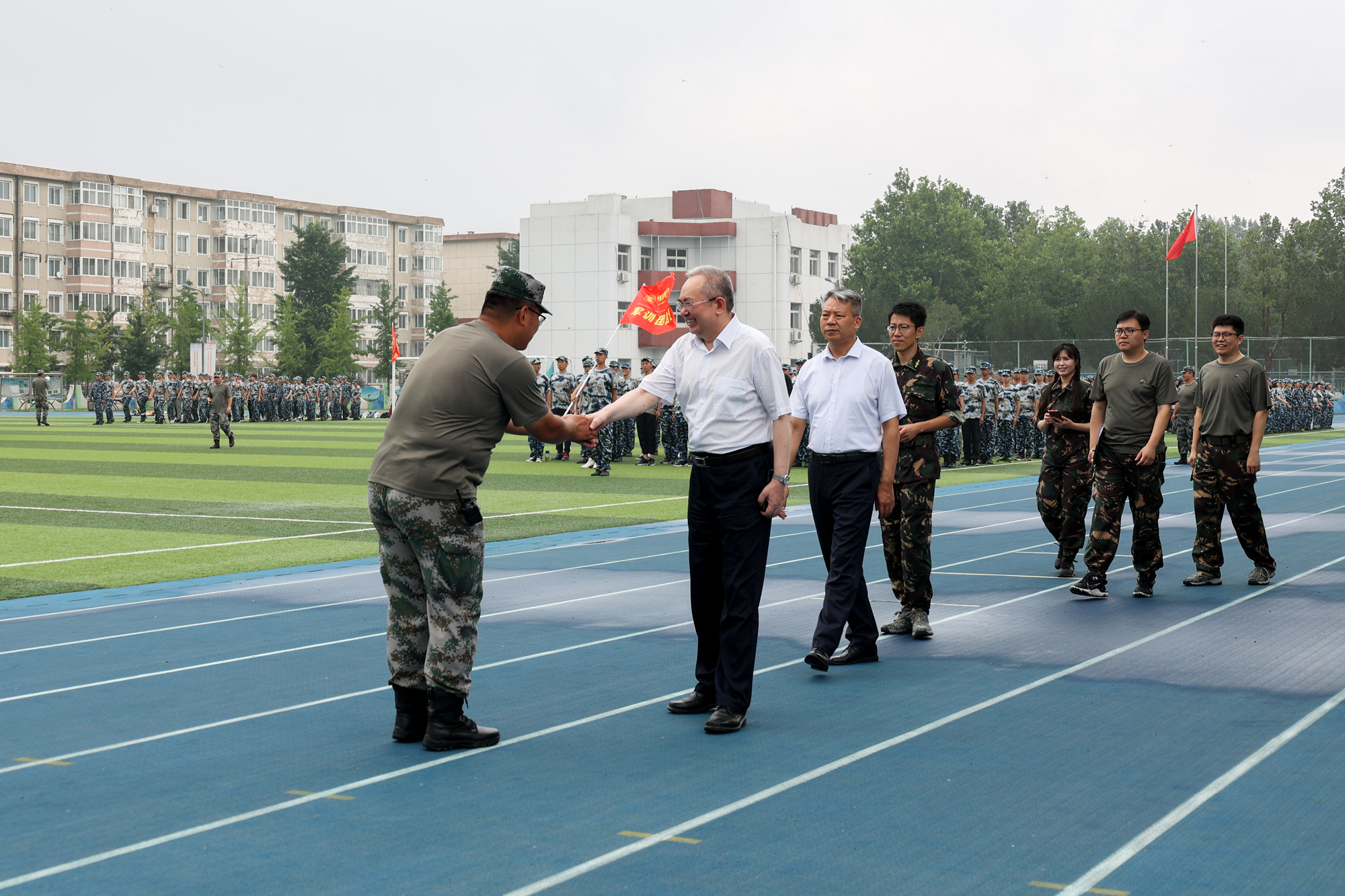 军事训练战酷暑   贴心关爱送清凉 ——学校领导慰问军训师生