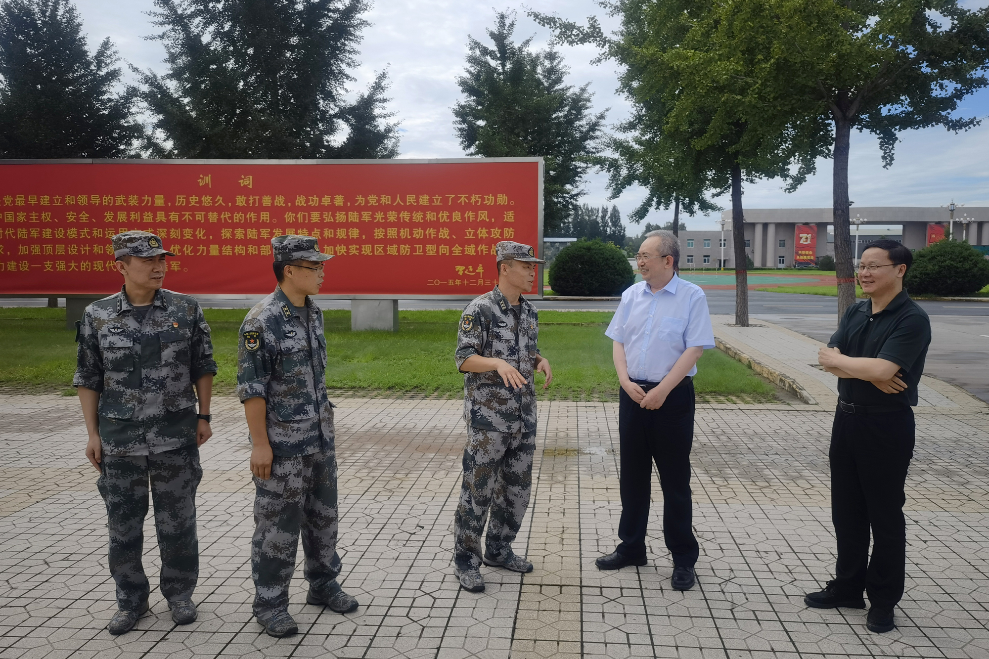 我校领导慰问共建部队