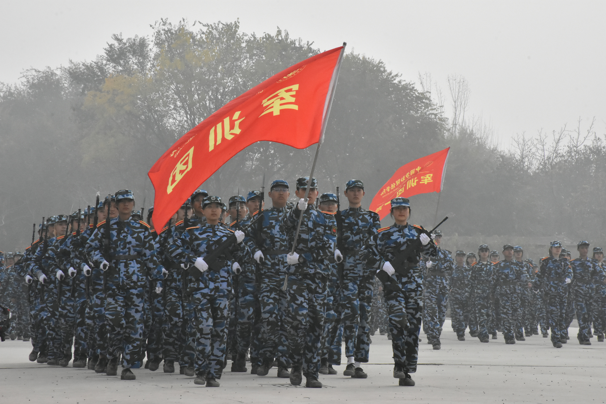 学校隆重举行2021级新生“我心向党” 主题军训闭营仪式