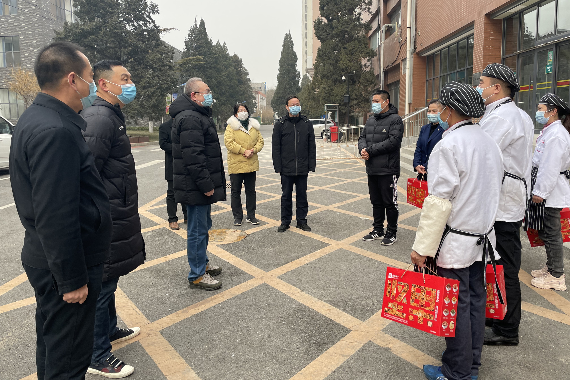 学校在春节前夕开展系列看望慰问活动