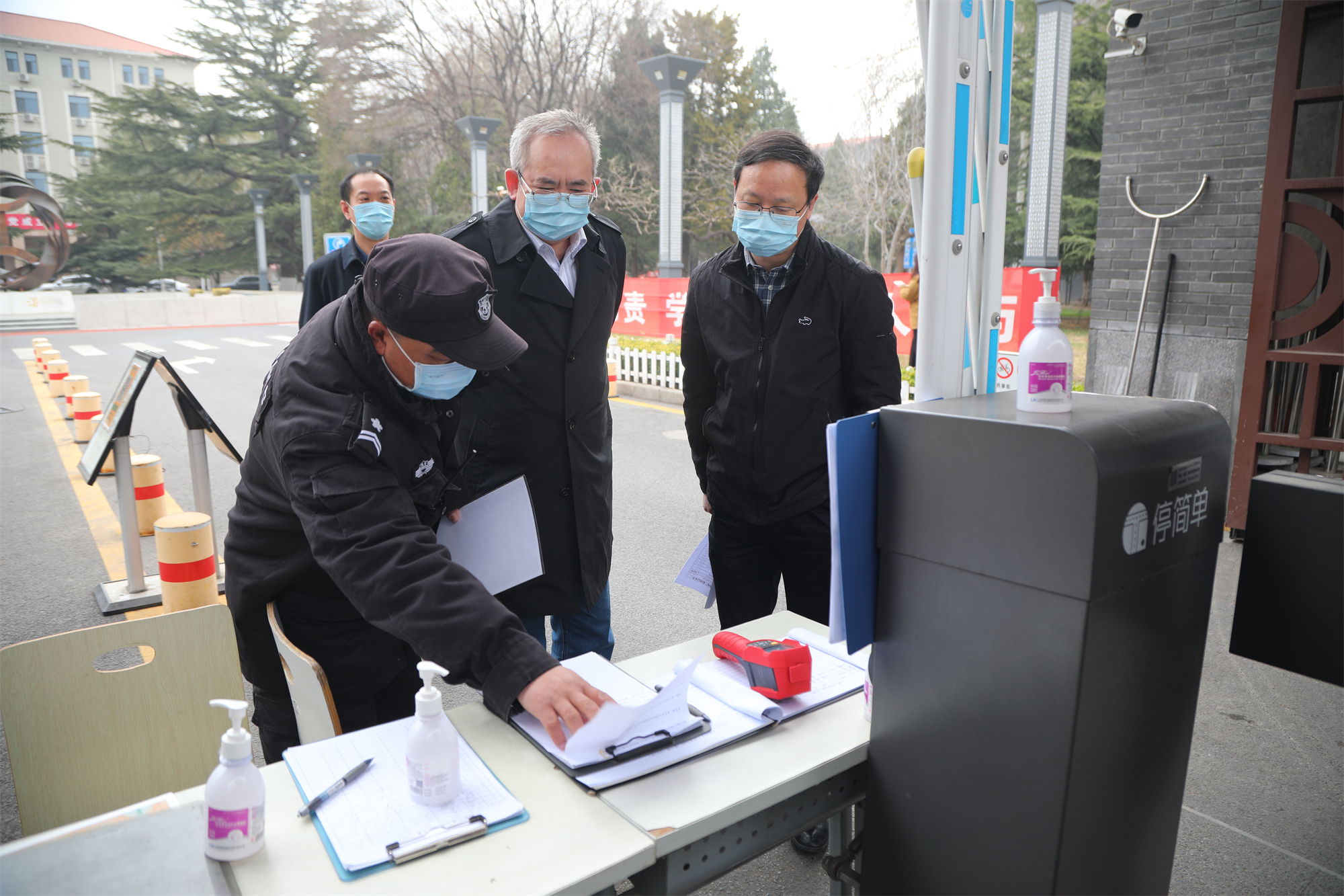 学校领导检查北京校区常态化疫情防控工作