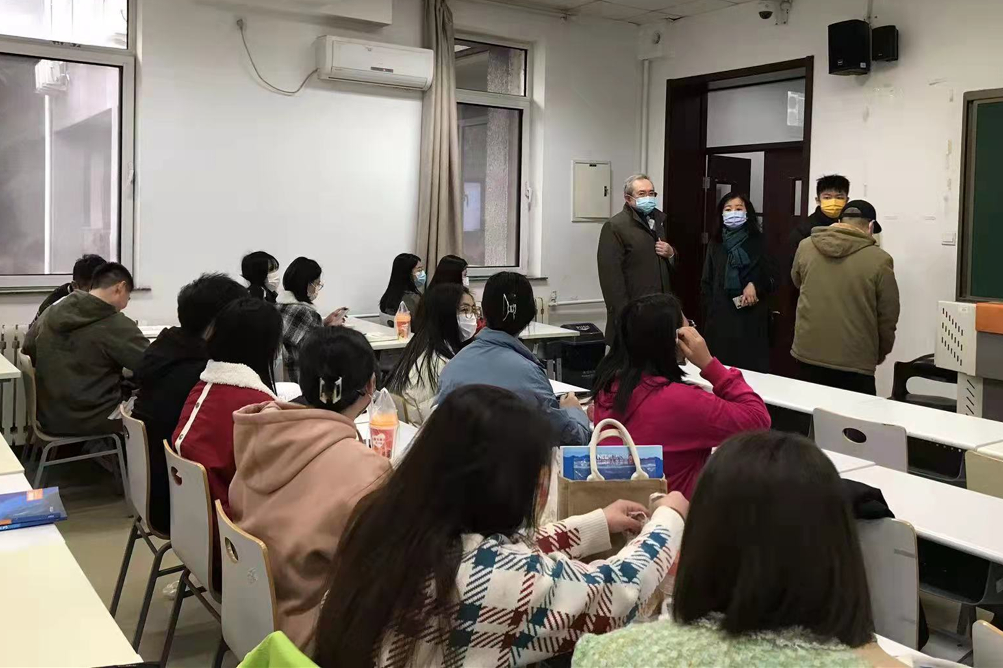 开学首日校领导深入检查教学运行情况