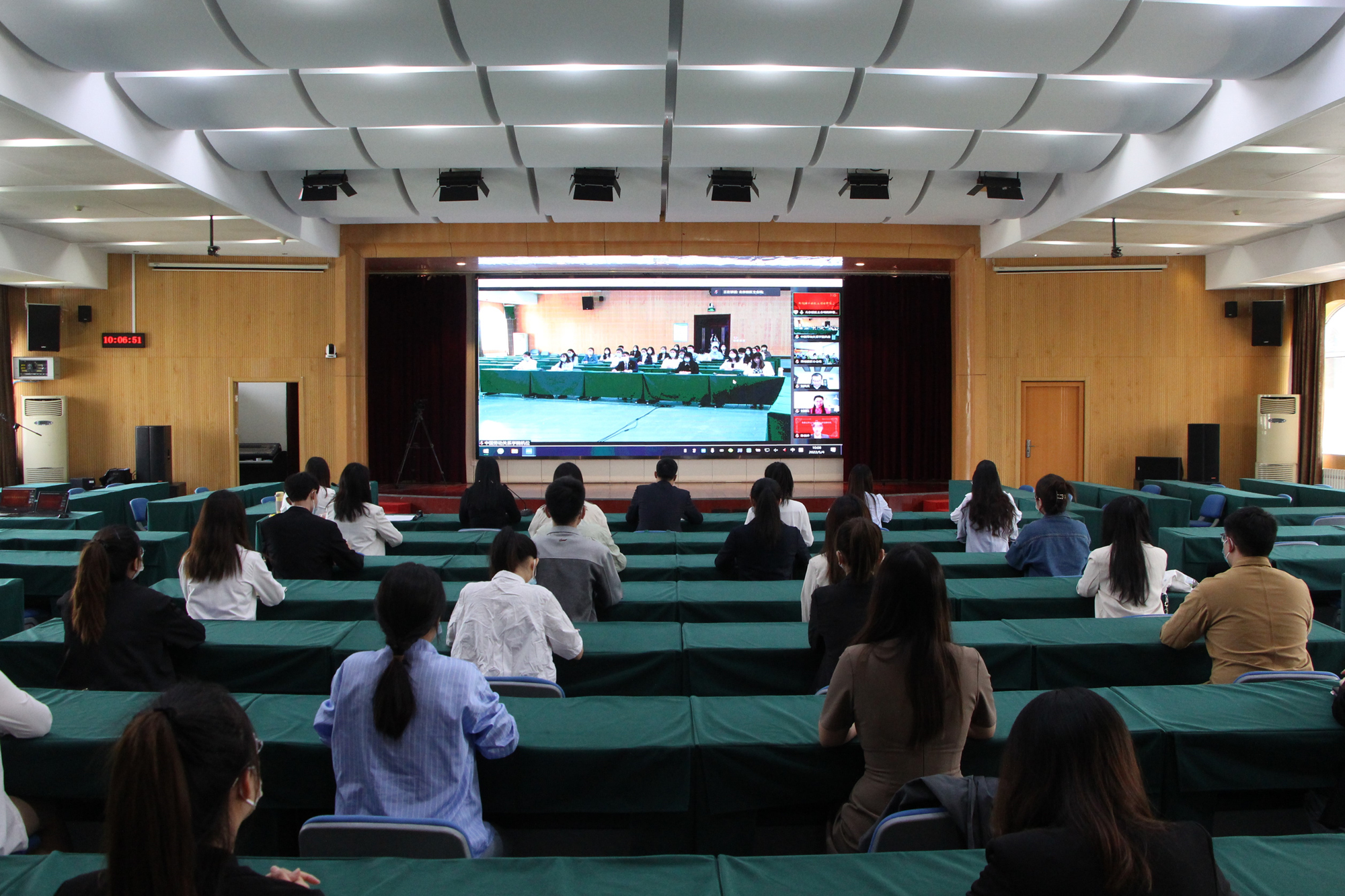 学校举行“青春百年心向党 踔厉奋发新时代”五四座谈会