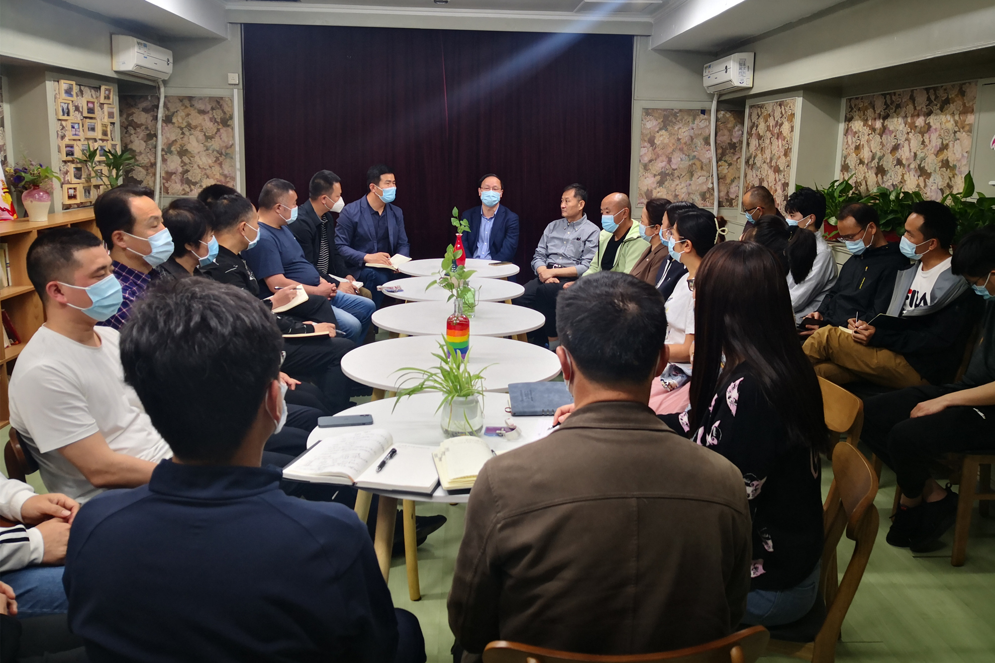 学校领导看望劳模学生并出席2022级劳模学生党支部贯彻落实学校疫情防控工作要求座谈会