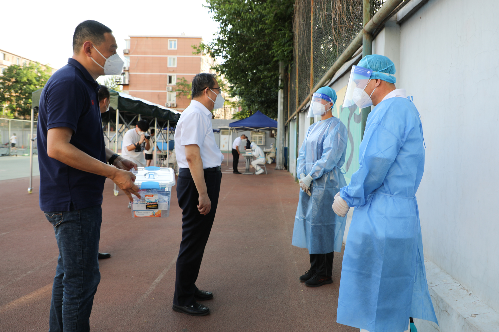 学校领导走访慰问疫情防控一线服务保障人员