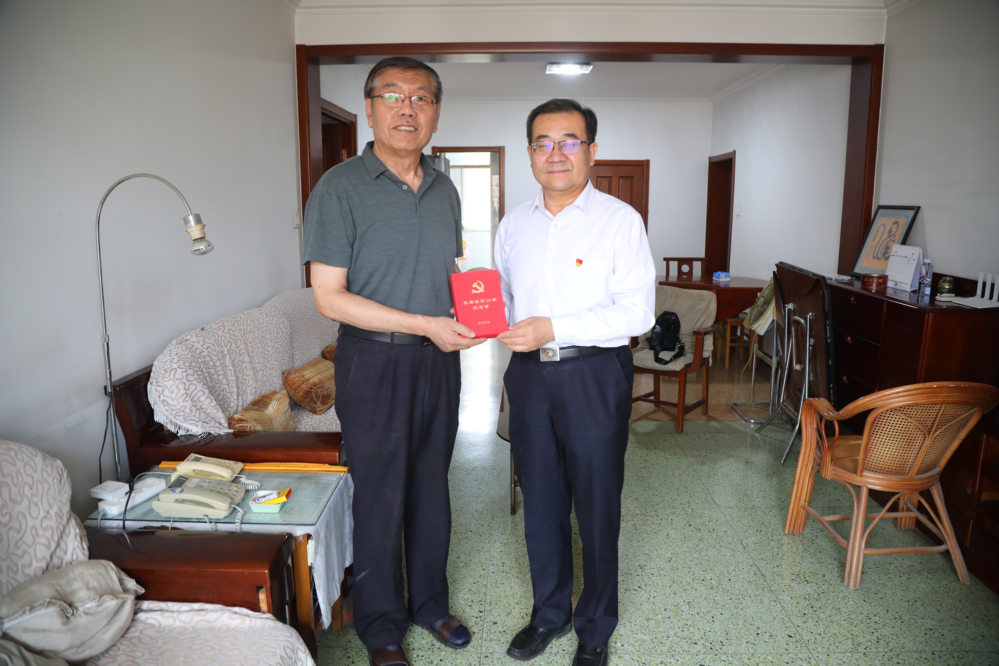 学校党委为老党员颁发“光荣在党50周年”纪念章