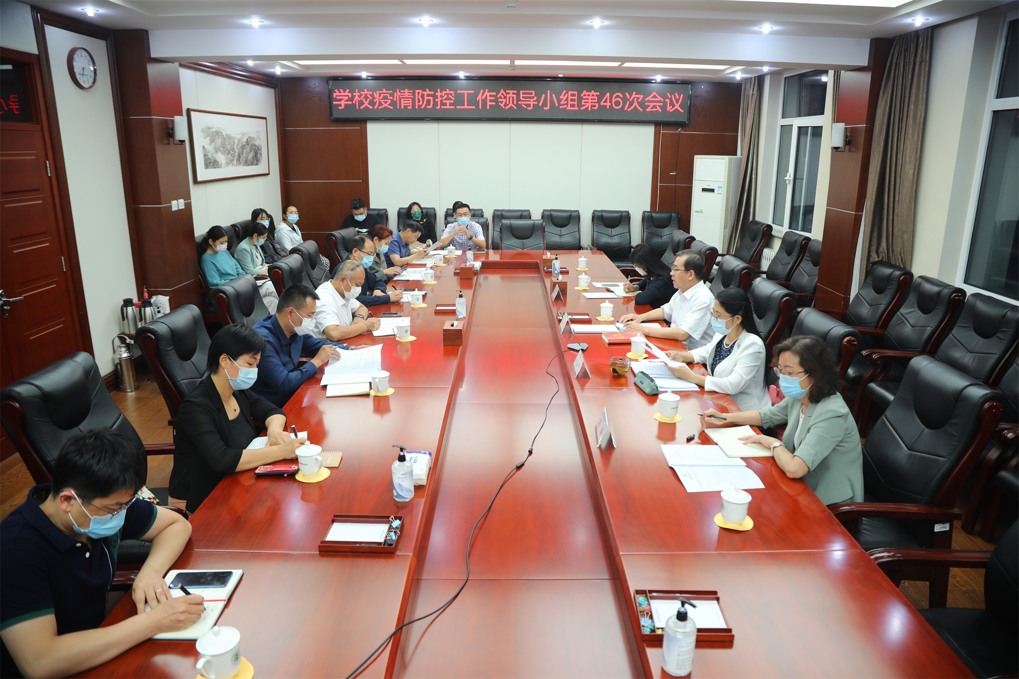 学校及时传达全总和北京市领导指示精神，全面部署两校区近期疫情防控和安全稳定工作