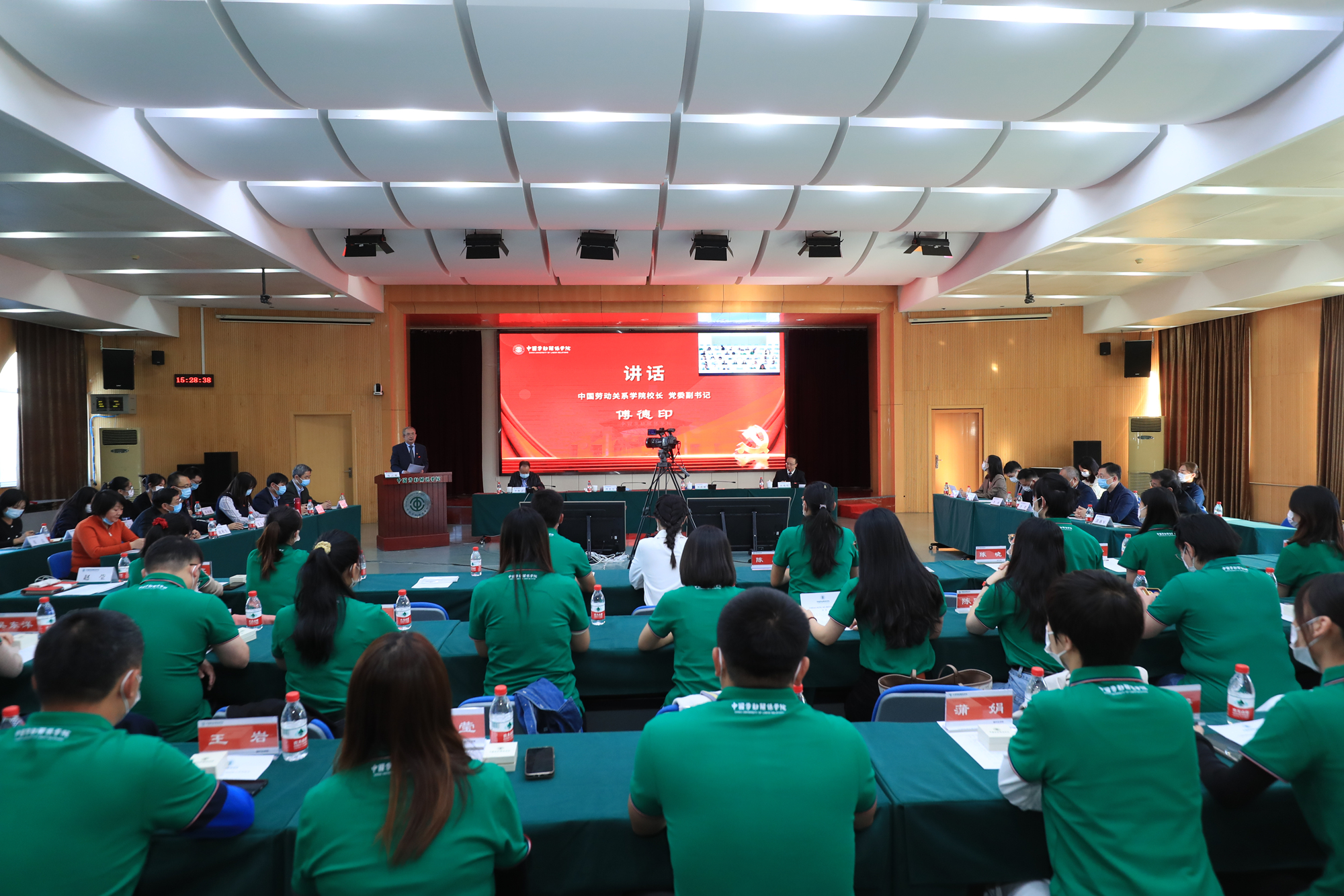 学校举行2022级研究生开学典礼