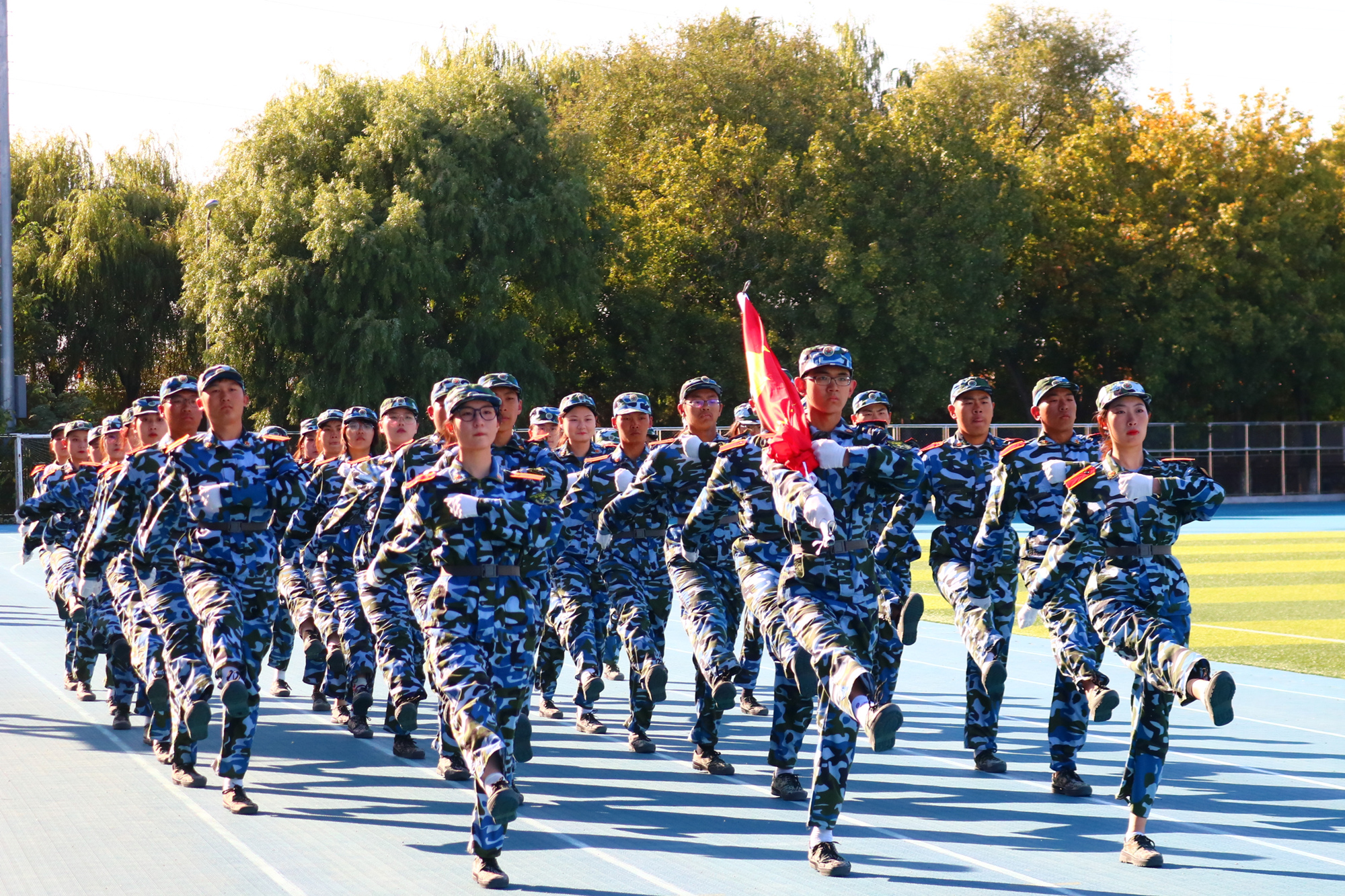 学校举行2022级学生军训闭营仪式
