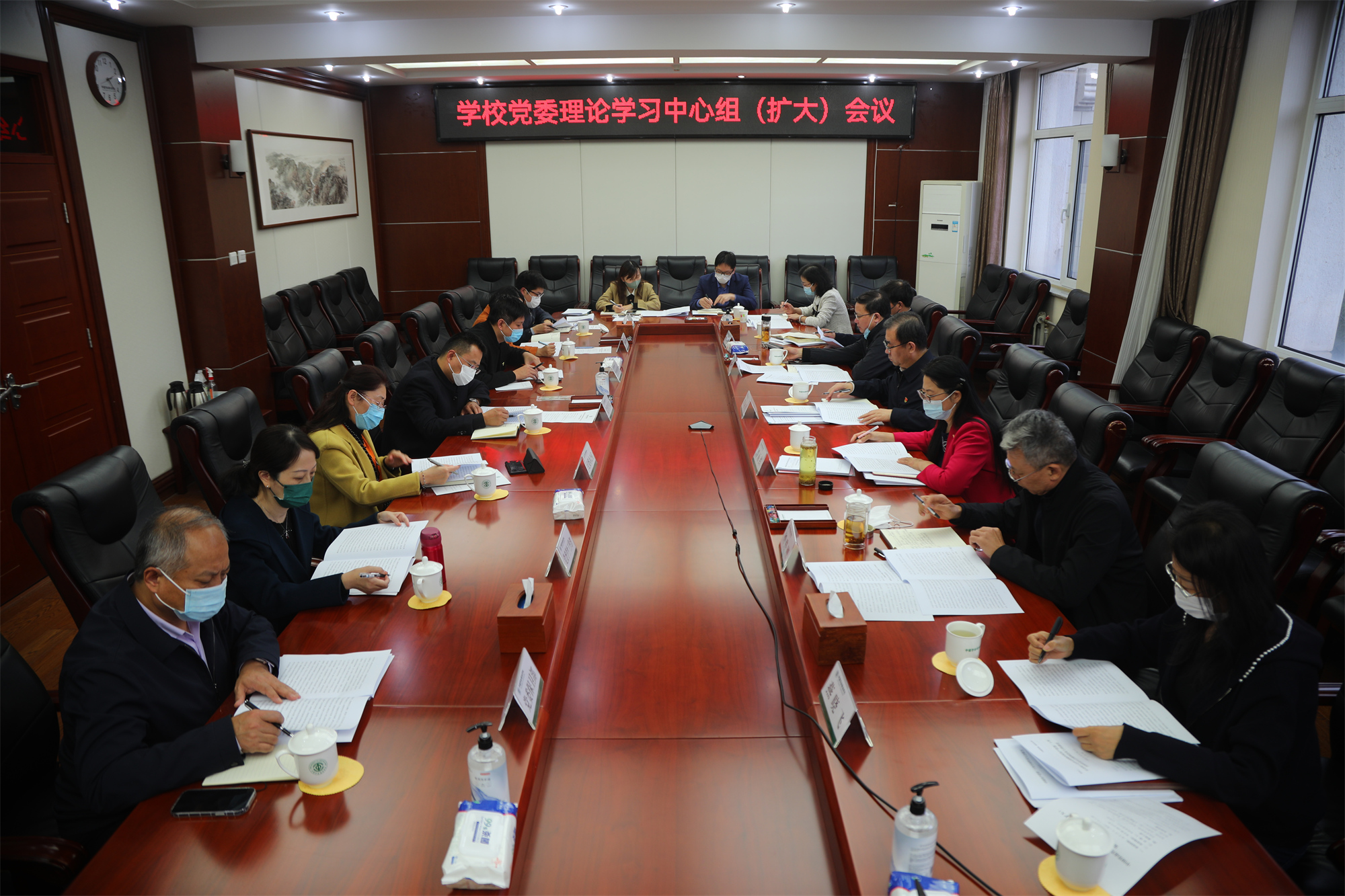 学校召开党委理论学习中心组（扩大）会议 专题学习贯彻党的二十大精神