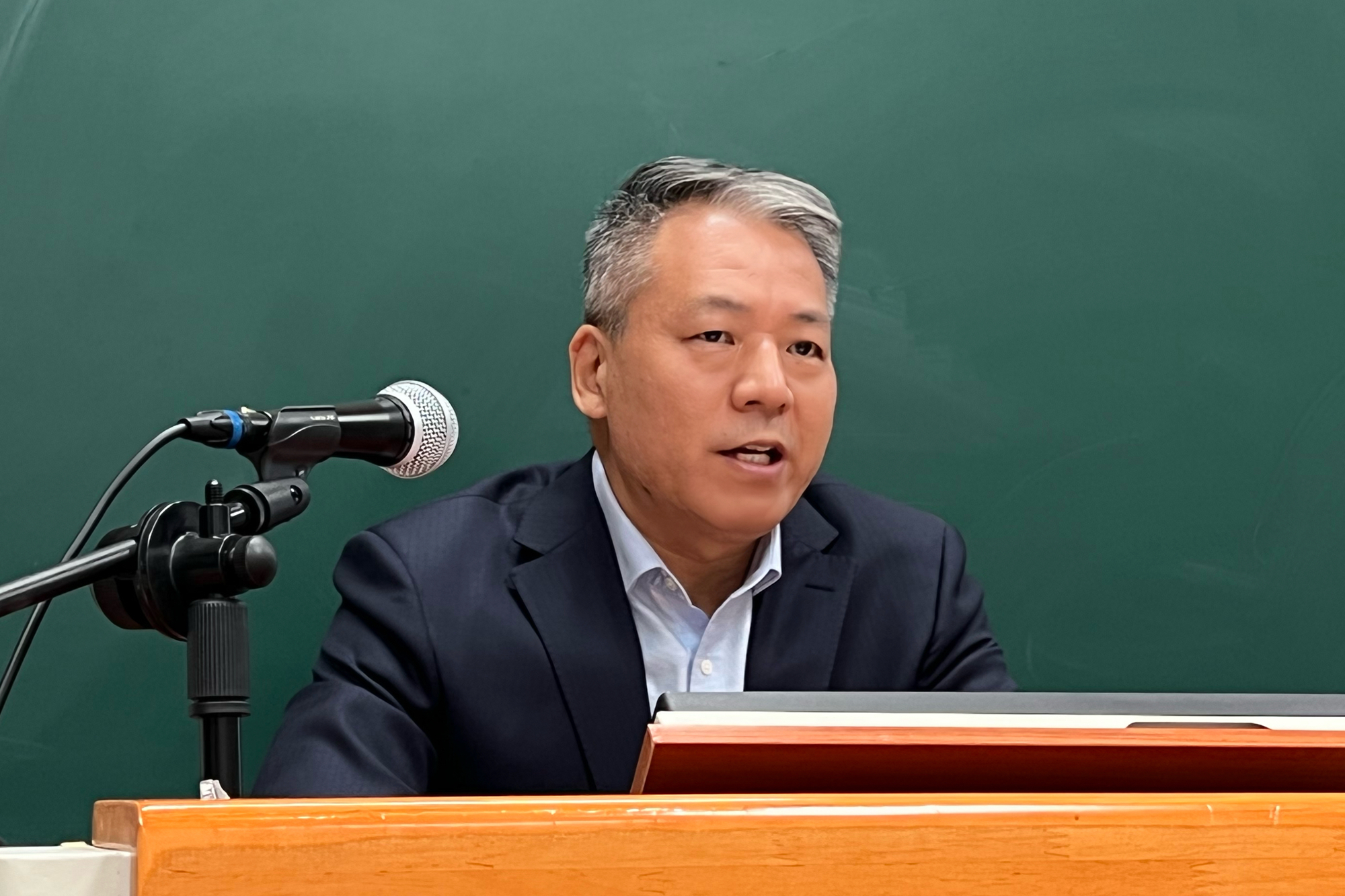 学校举办《深入学习贯彻党的二十大精神：全面从严治党与青年学生成长》专题讲座