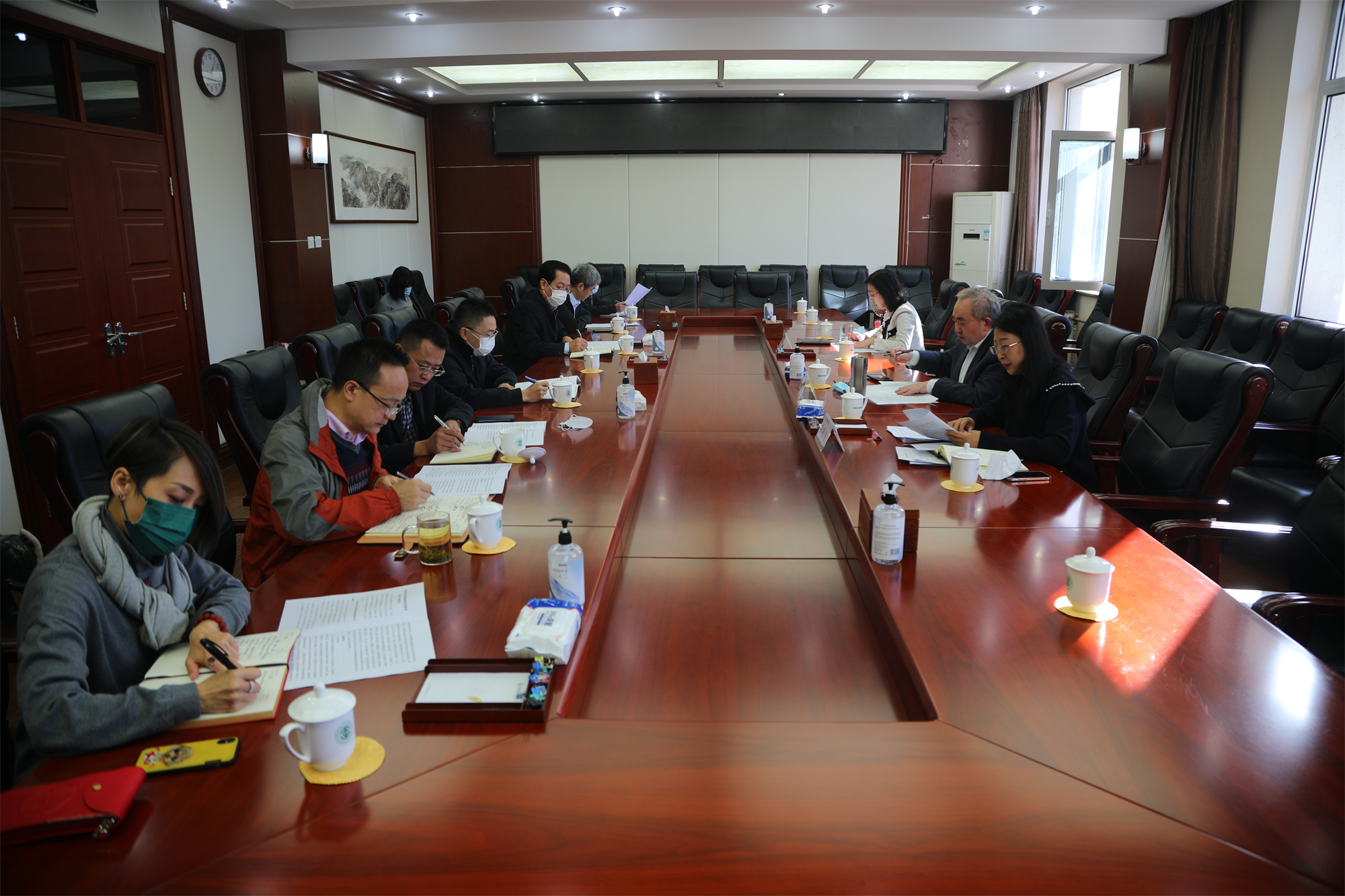 学校召开贯彻落实《教育部关于哲学社会科学知识体系建构和高校咨政服务能力提升工程实施方案》专题会议