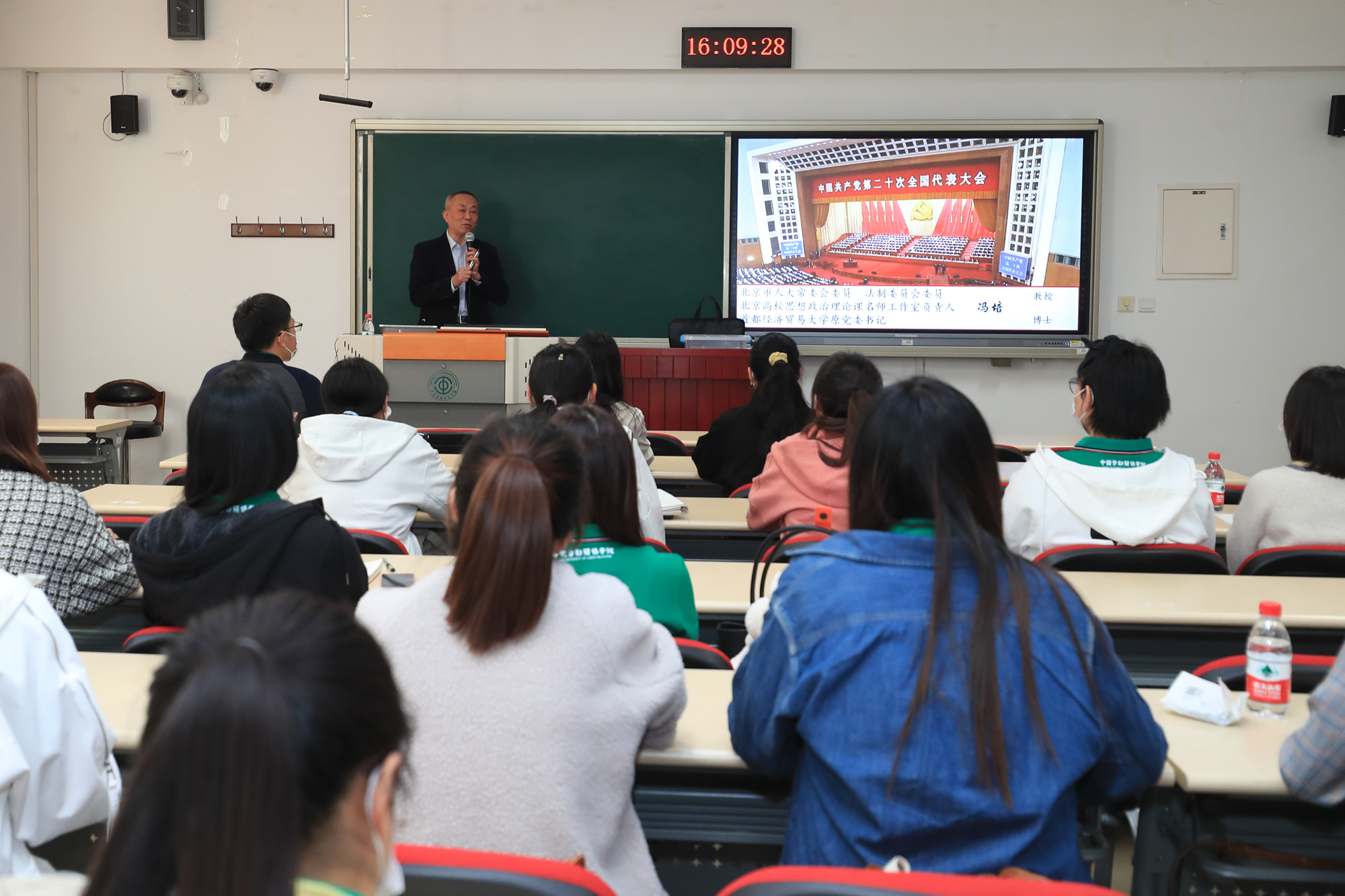 学校研究生"名家讲坛"系列讲座开讲