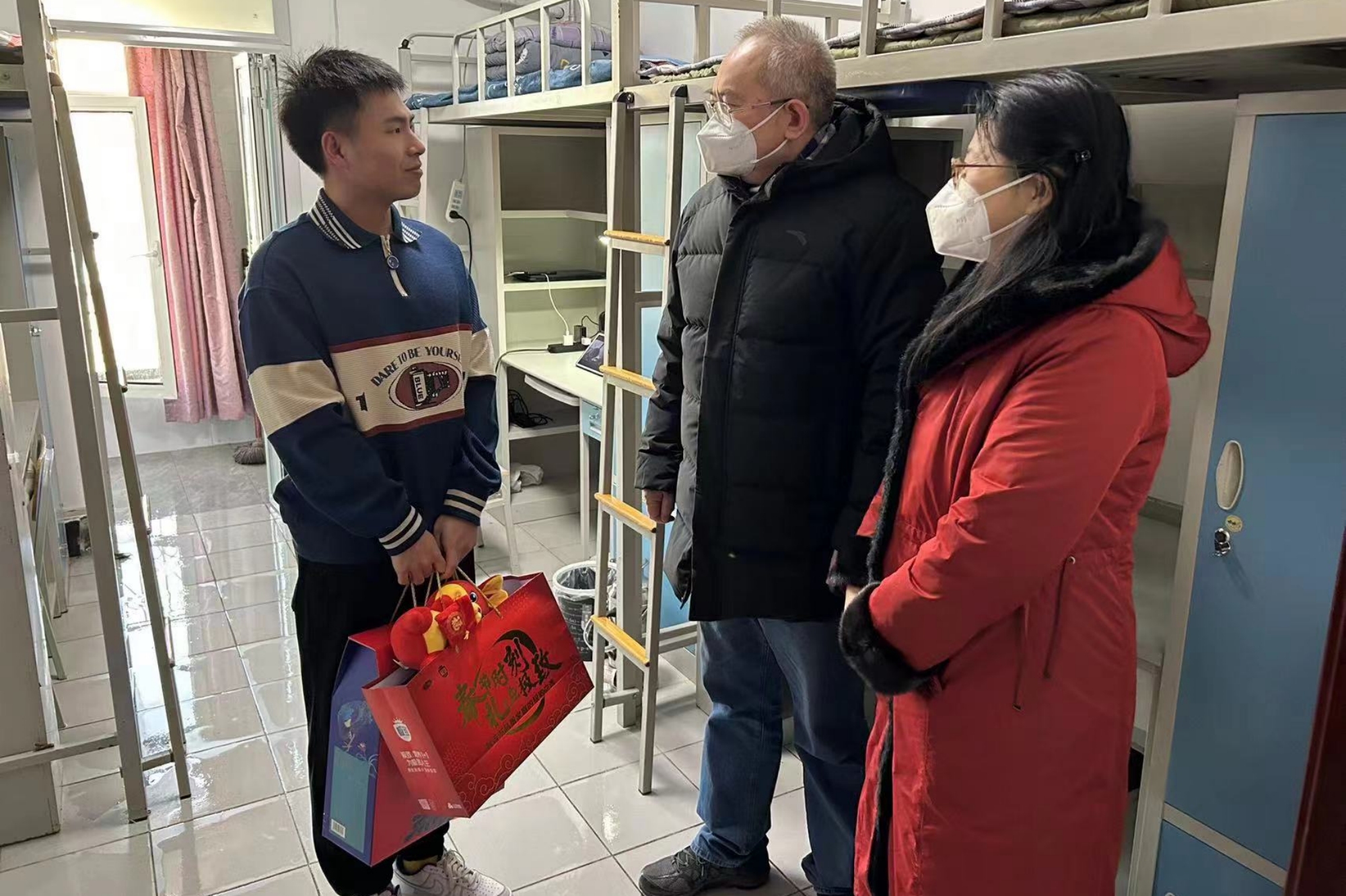 学校领导走访慰问寒假留校学生