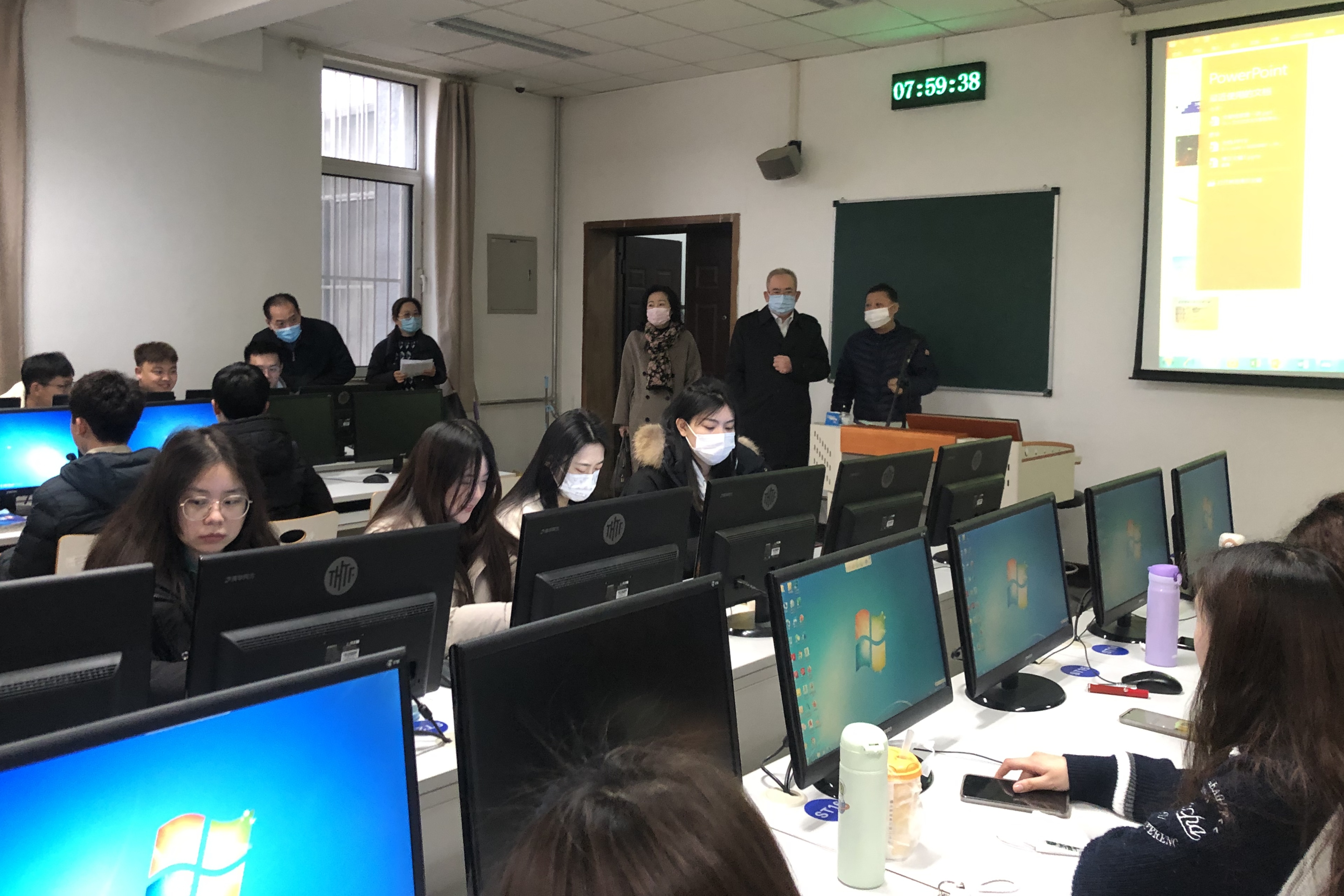 学校领导检查开学首日教学运行情况