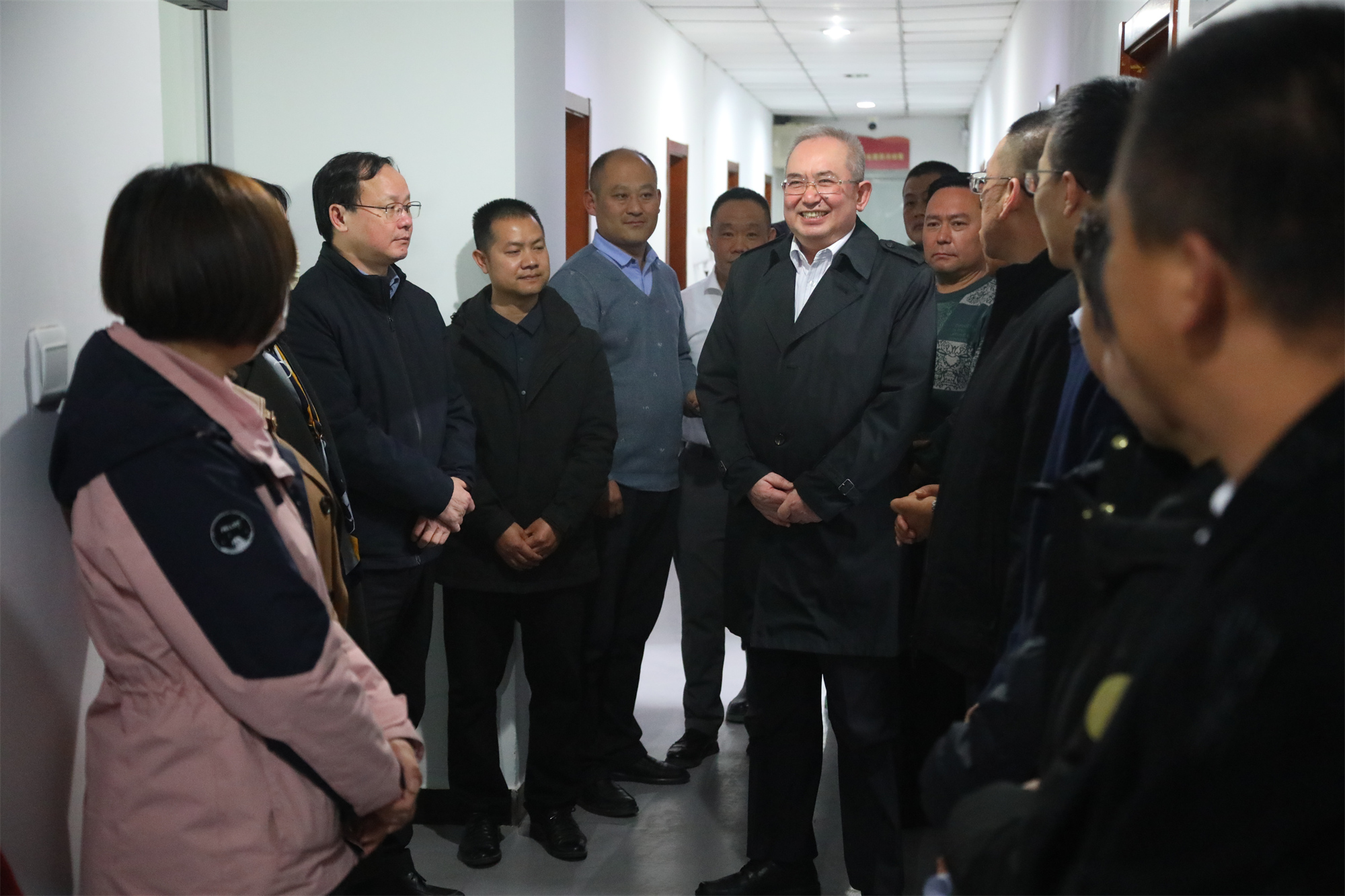 学校领导看望2023级劳模新生