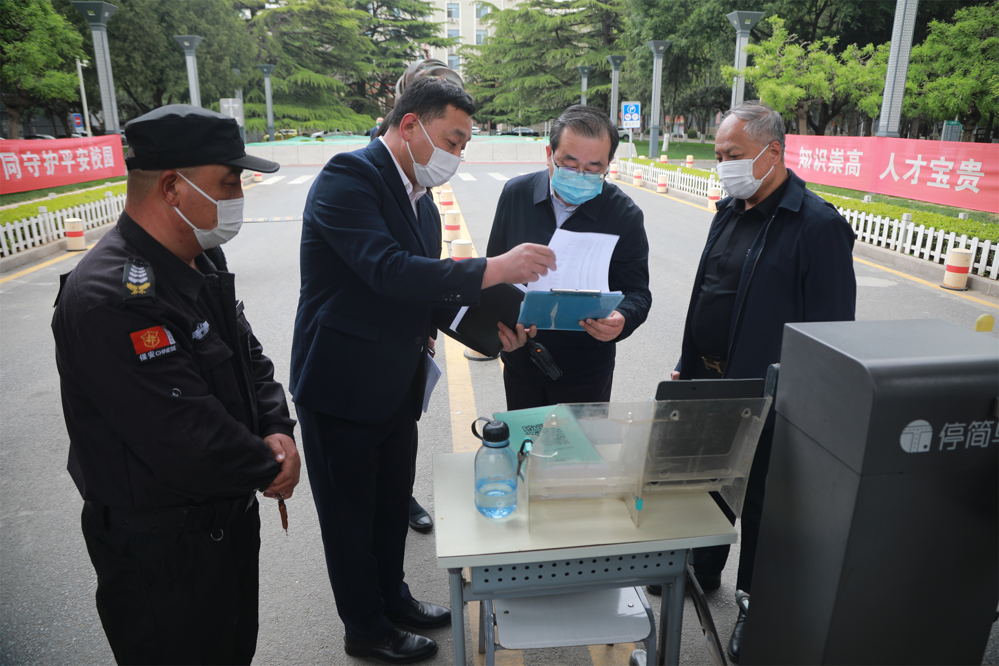 刘向兵书记带队开展校园安全大检查