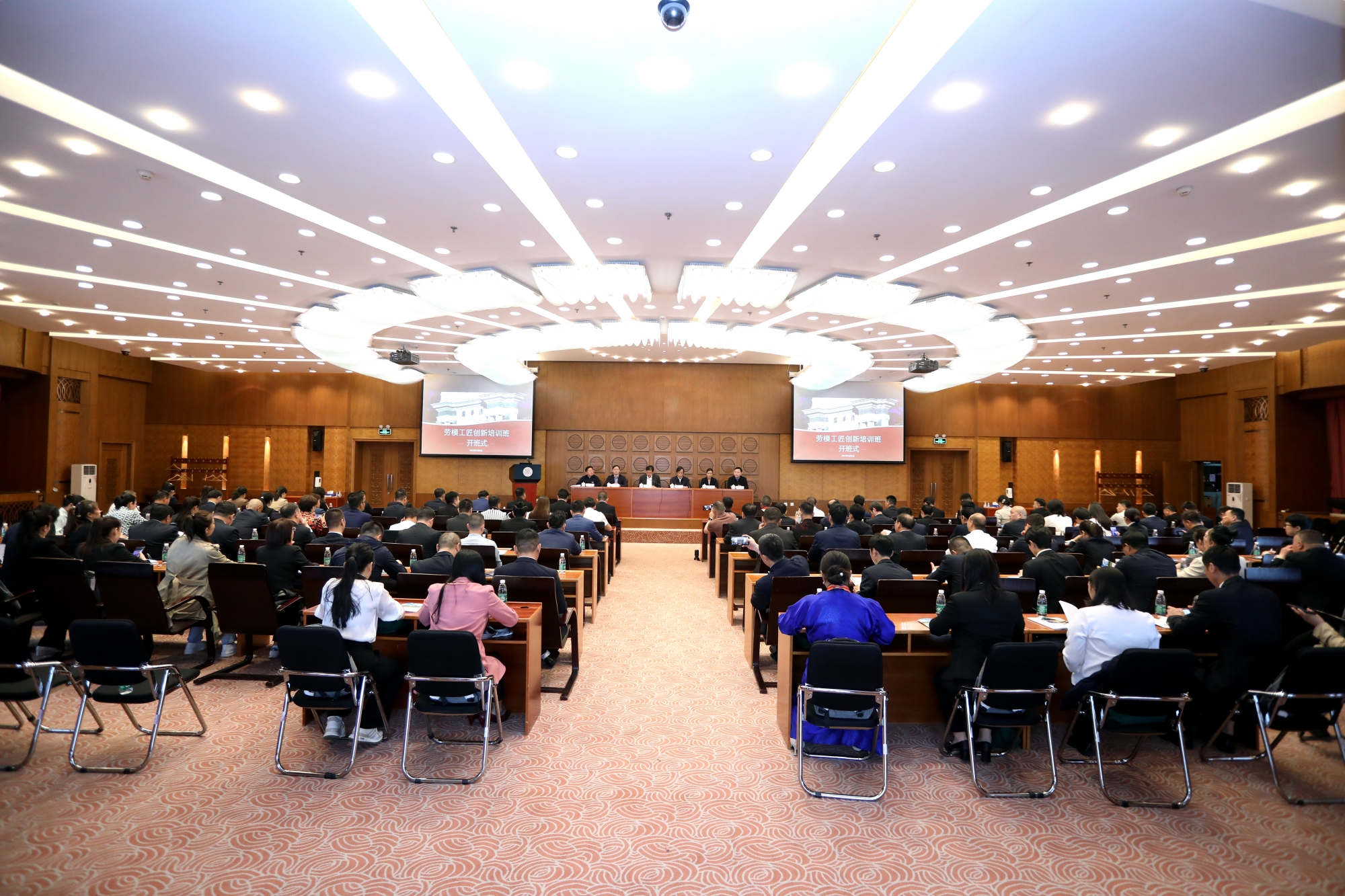 劳模工匠创新培训班暨劳模学生综合实践教学活动在清华大学举办