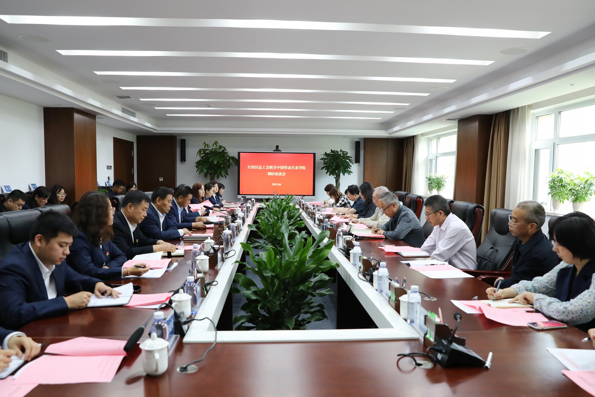 傅德印校长一行赴新疆调研