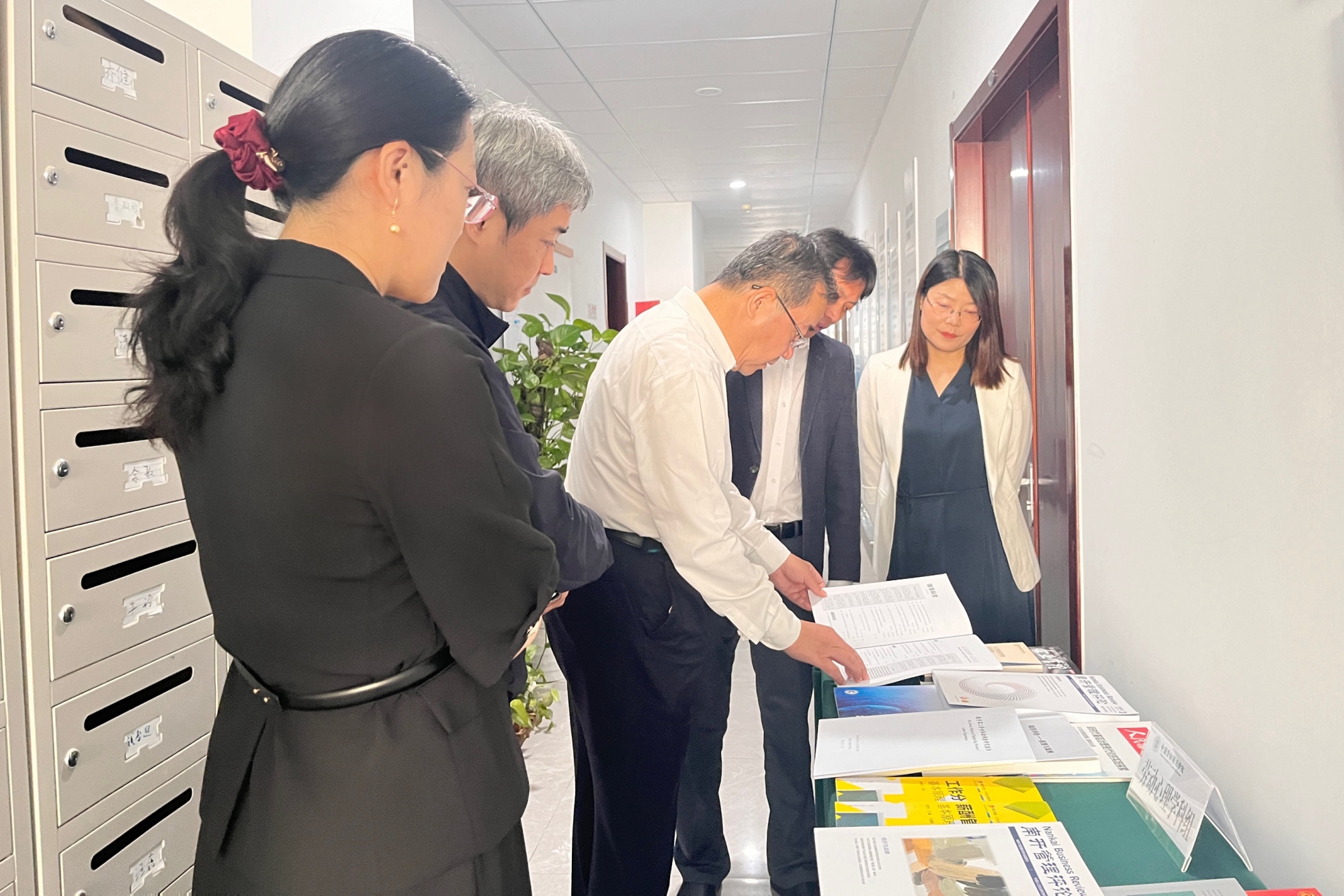 刘向兵书记赴二级学院调研指导工作