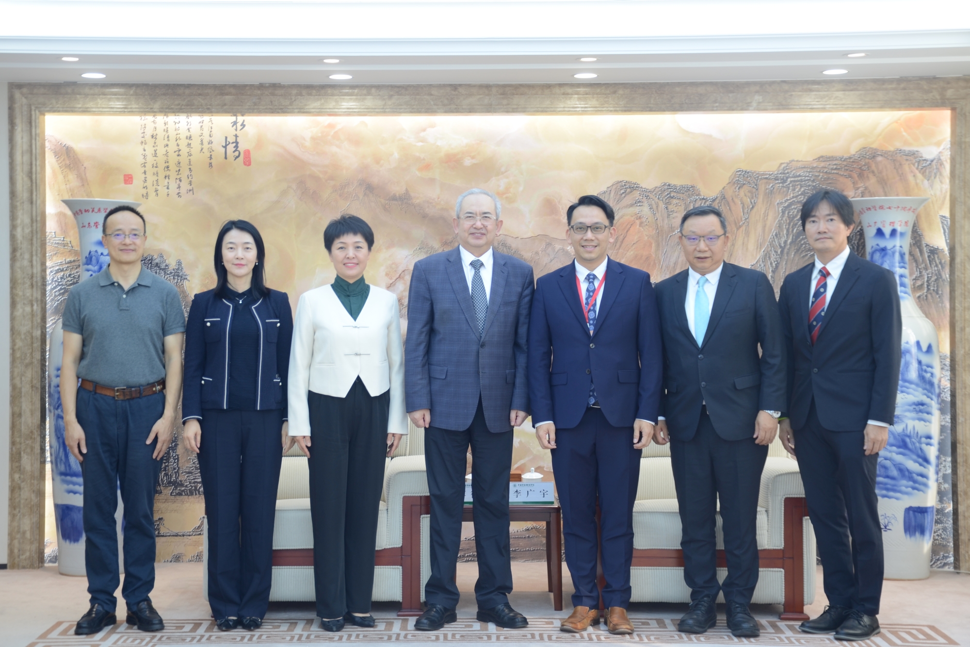 香港工会联合会代表团来我校座谈交流