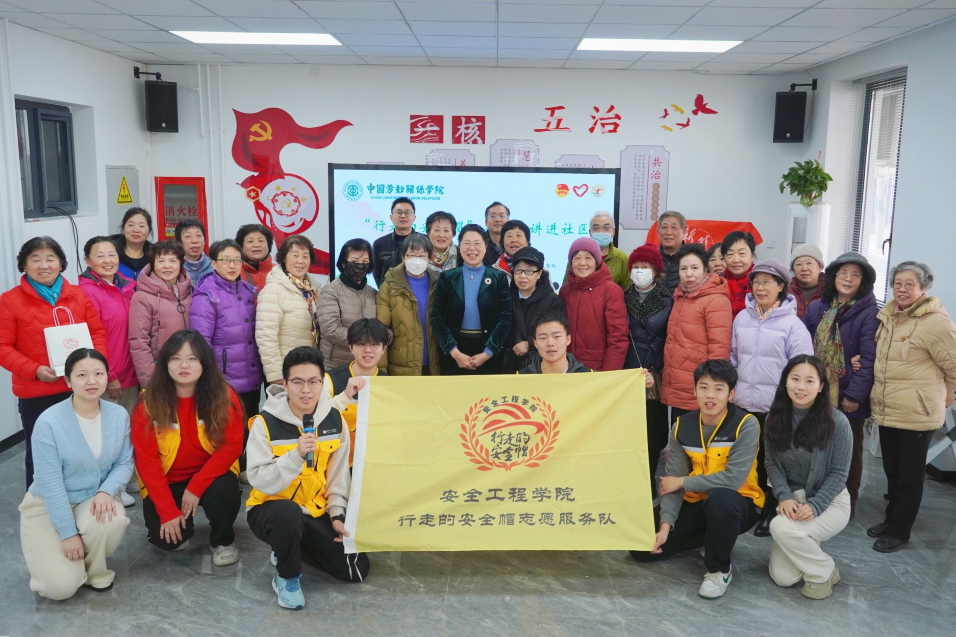 "行走的安全帽"志愿服务团队：践行雷锋精神，共筑潘庄社区安全屏障