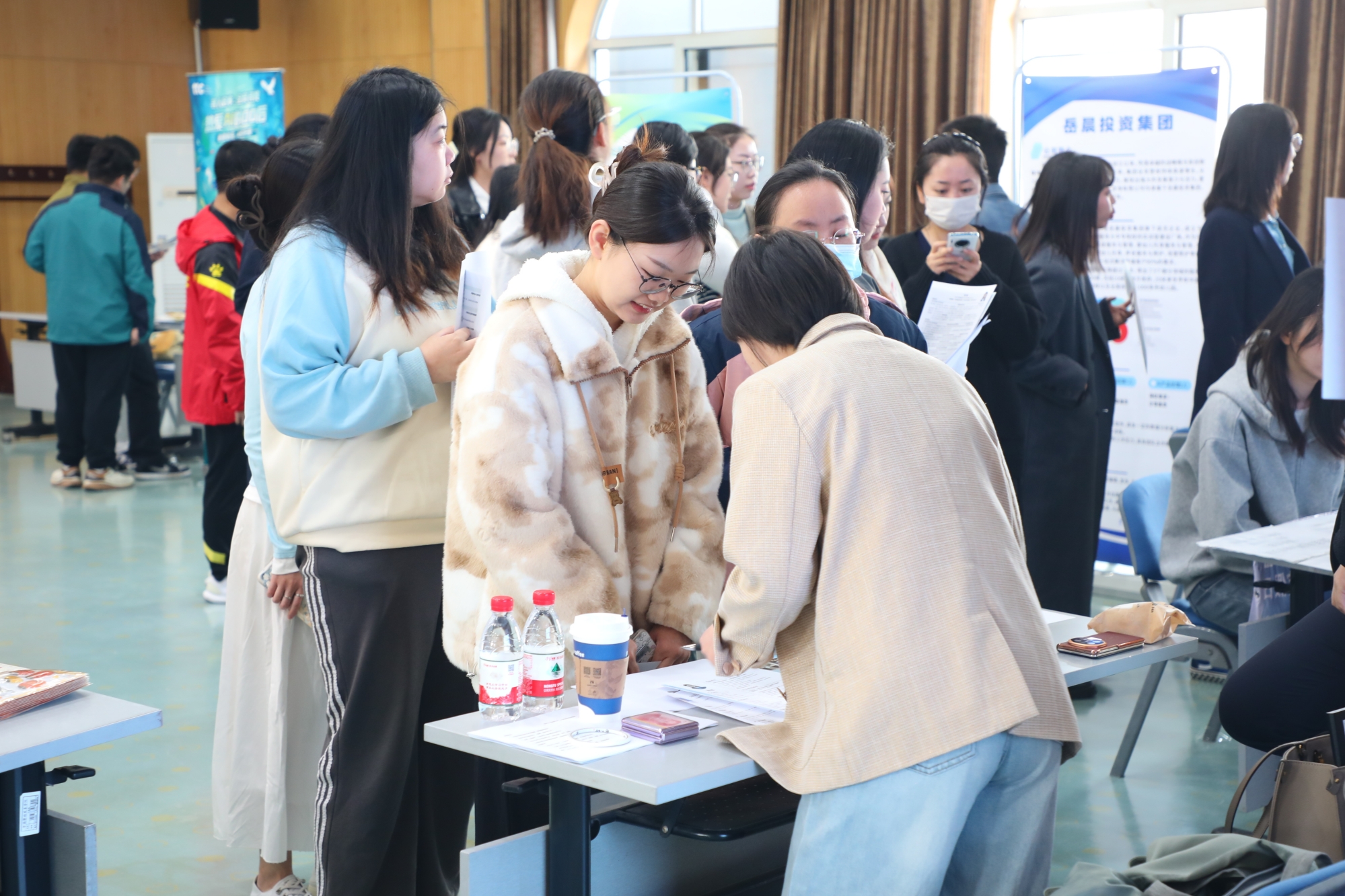 学校举办“青春向党，就业报国”2025届毕业生春季校园双选会