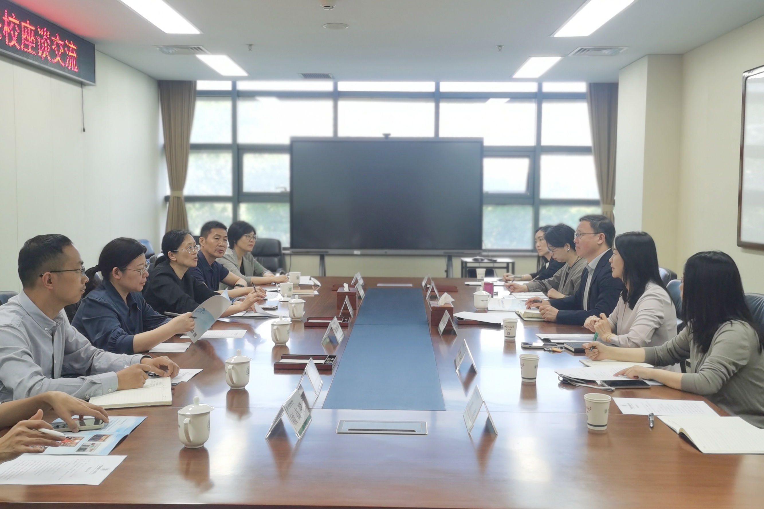 江苏省南通市总工会副主席黄燕一行来校交流