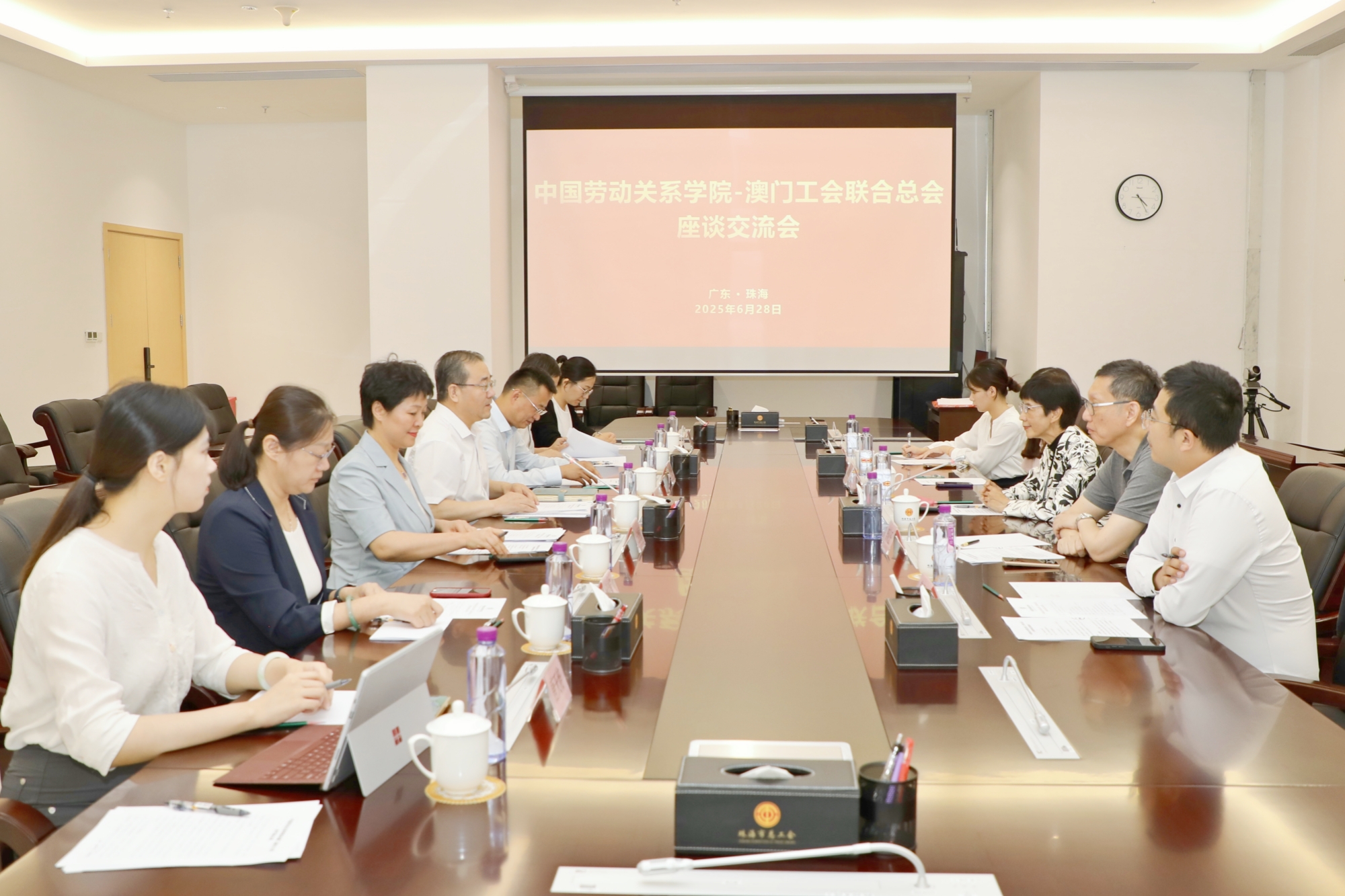 刘向兵书记带队与澳门工会联合总会进行座谈交流