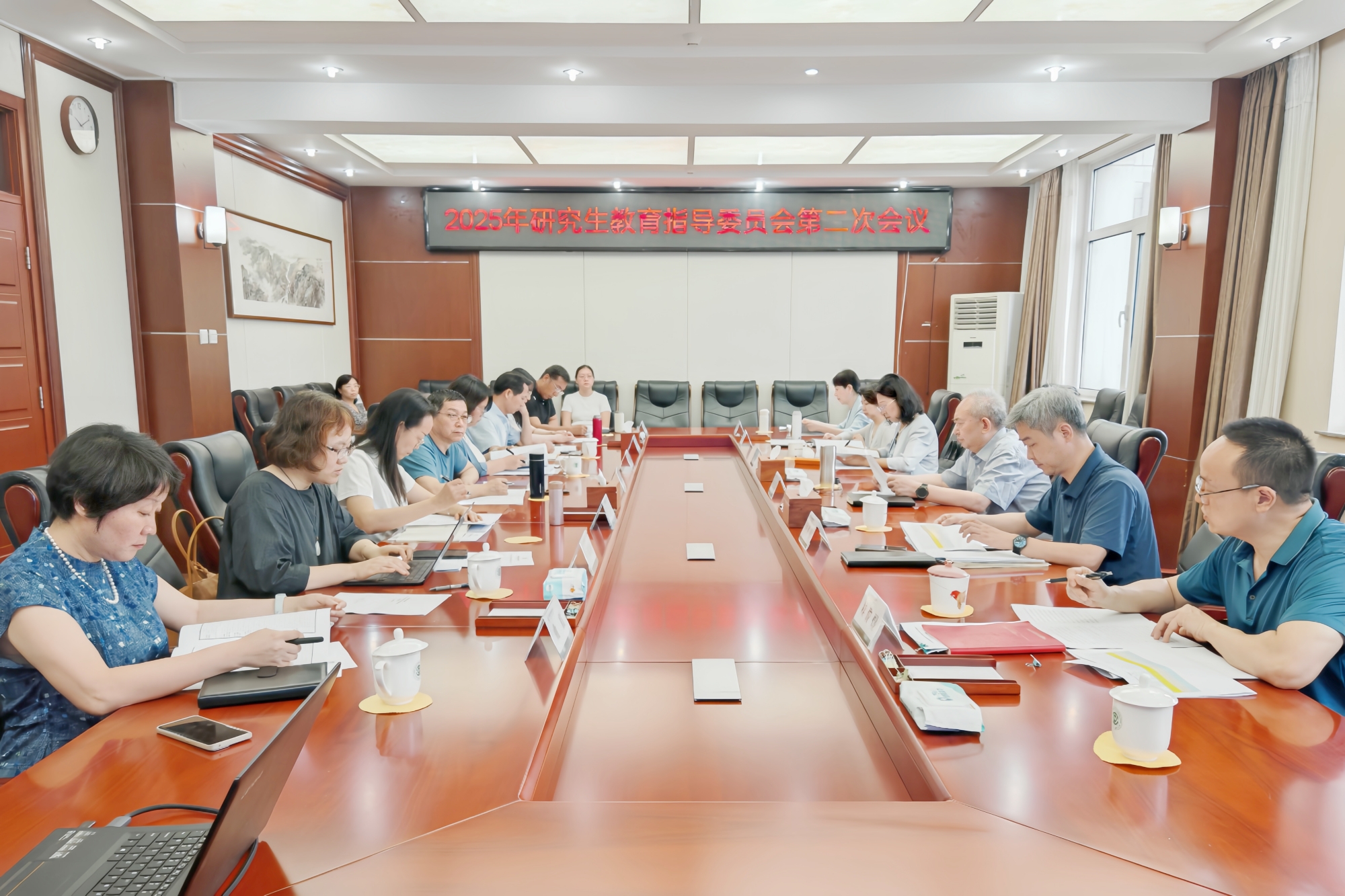 学校召开2025年研究生教育指导委员会第二次会议