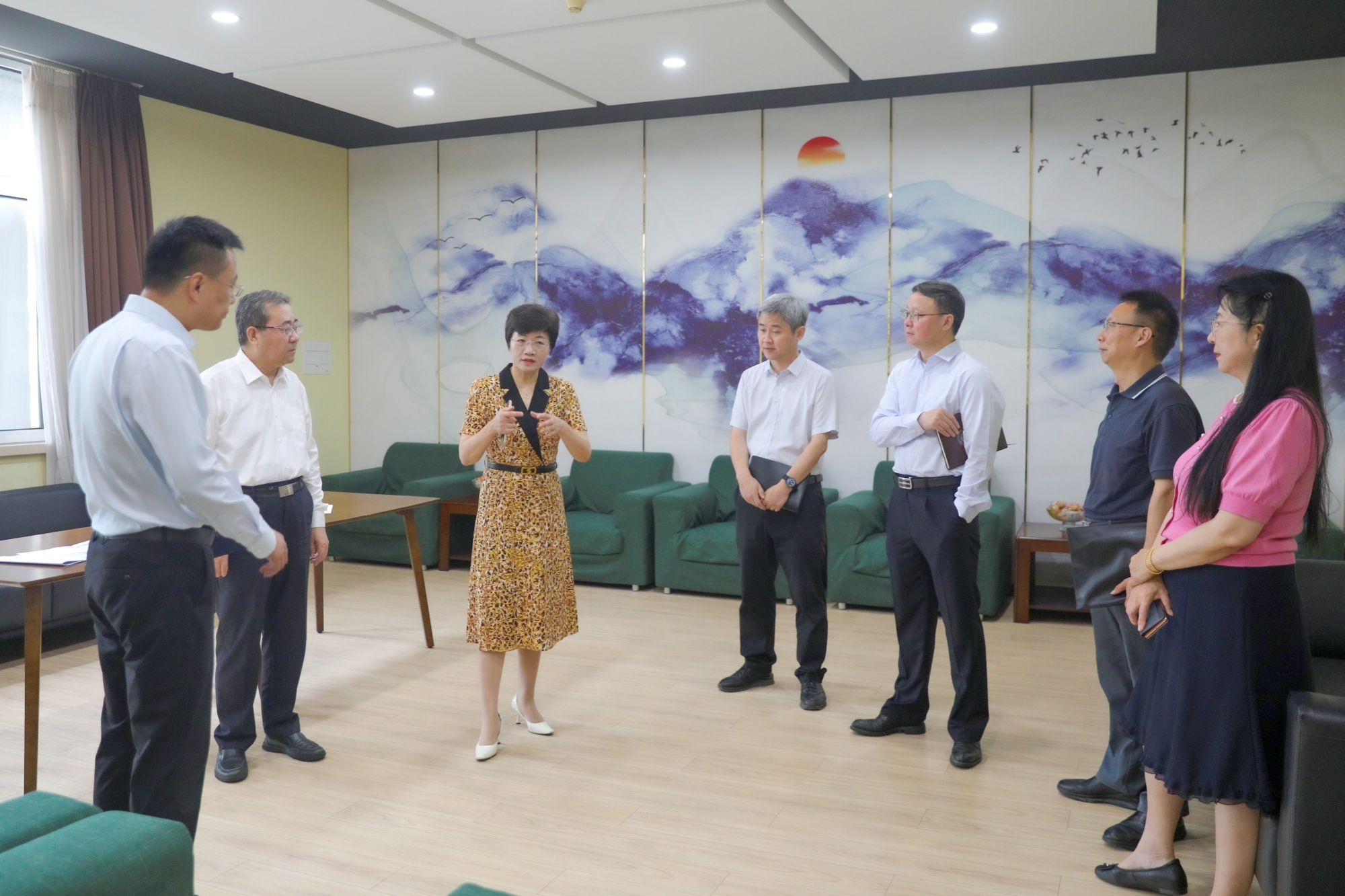 全总领导王娇萍一行来校调研座谈
