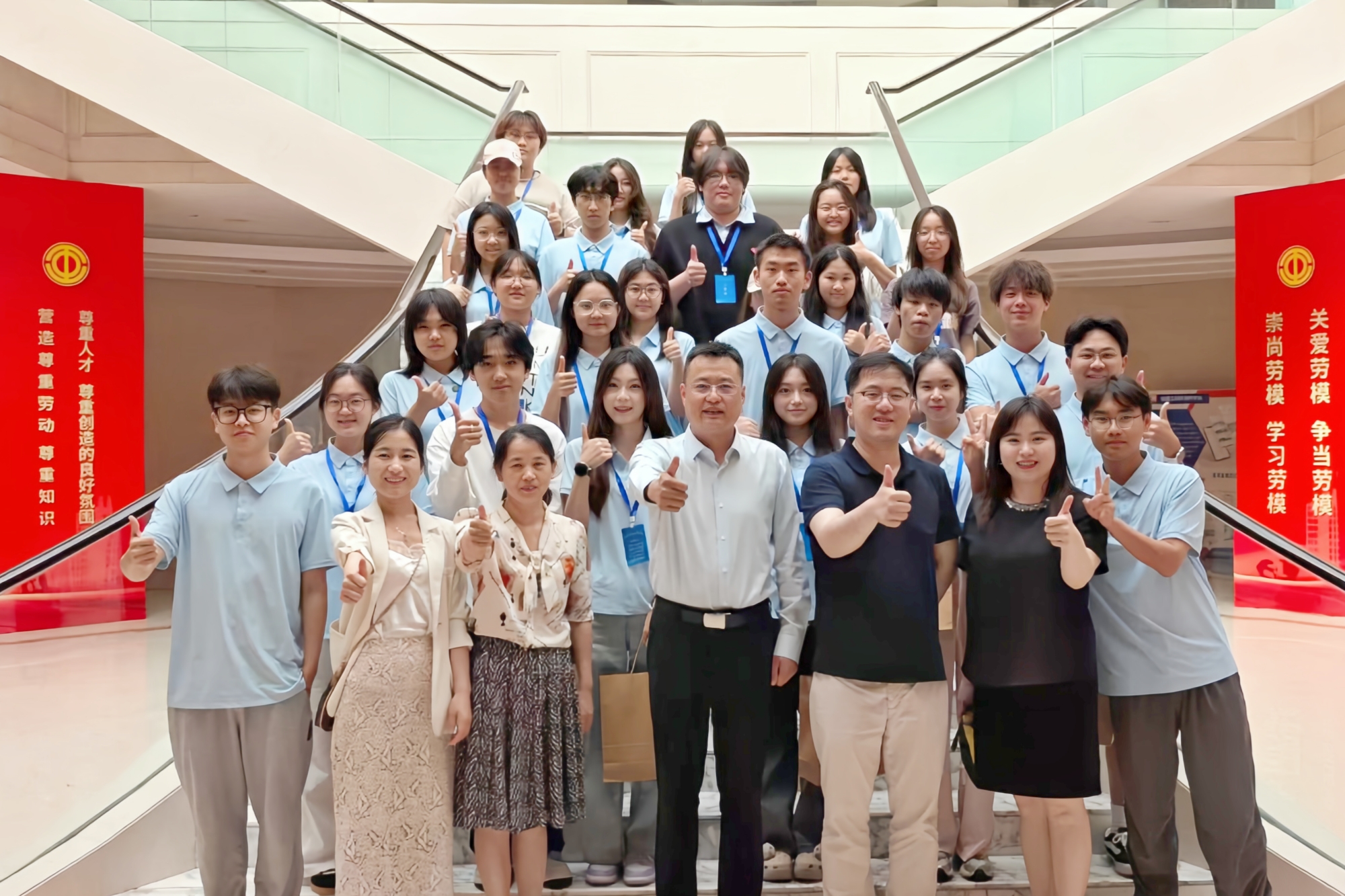 学校领导慰问工会夏令营第一批志愿者