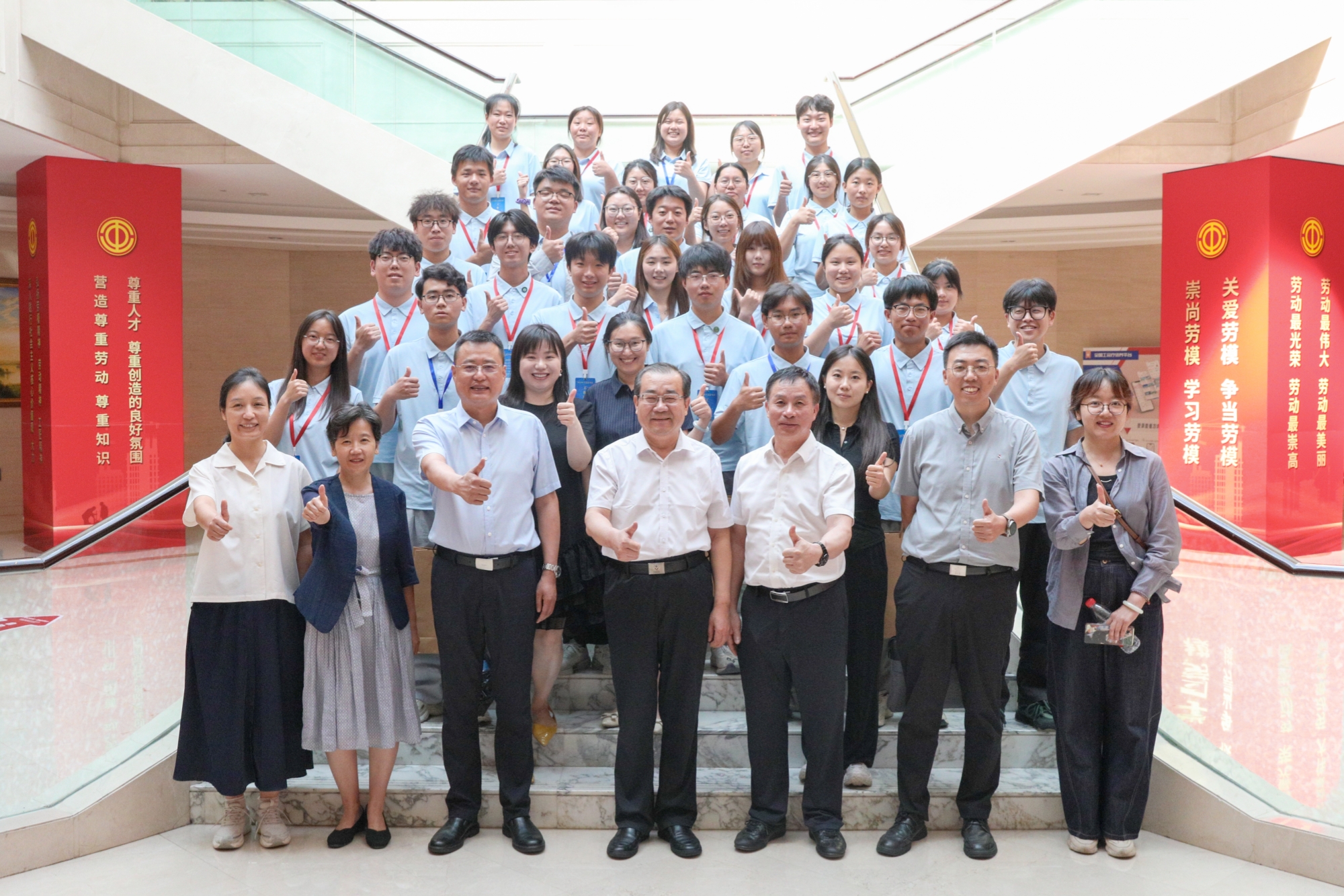 学校领导看望慰问工会夏令营第二批志愿者