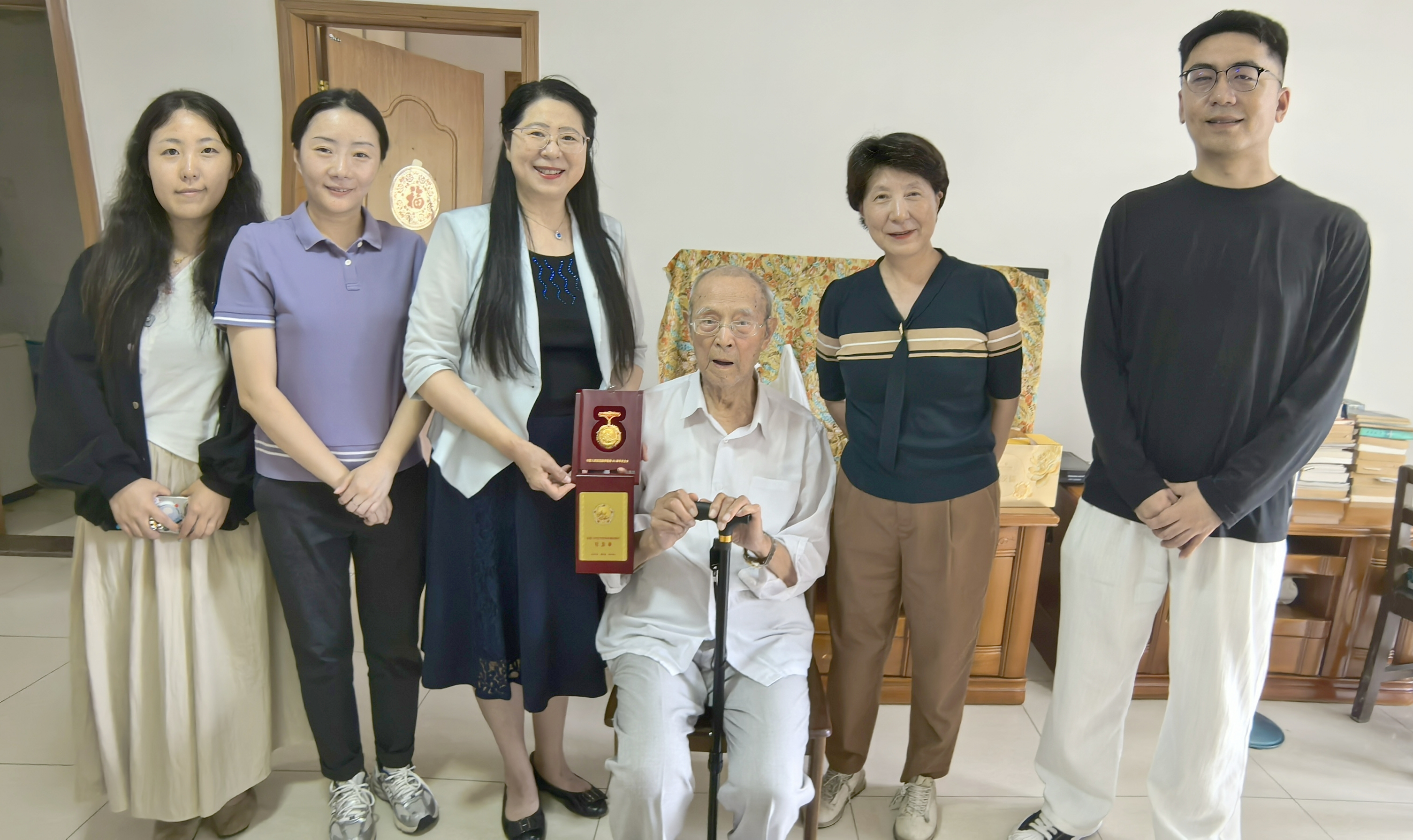 刘丽红副校长走访慰问我校抗战老战士