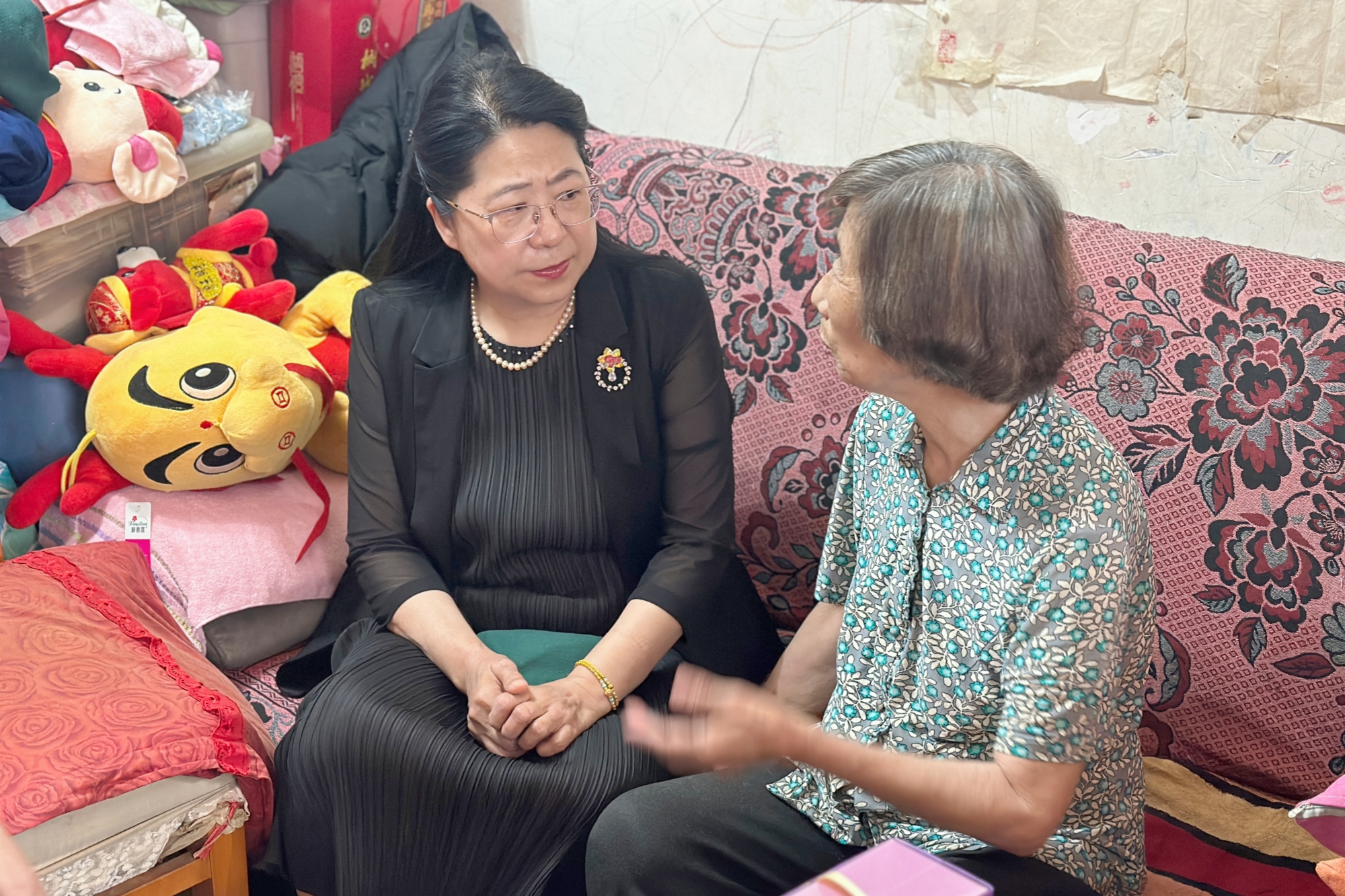 刘丽红副校长赴杜万启教授家中看望慰问家属