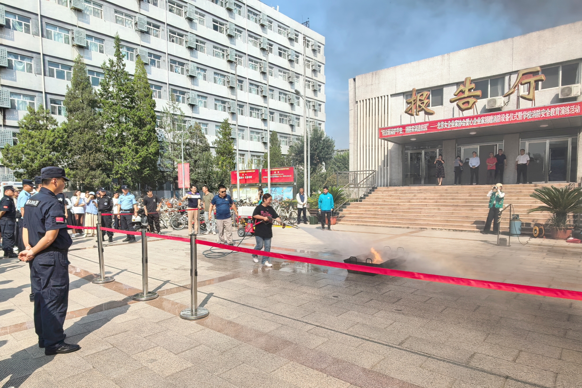 “校企联动护平安 消防实训进校园”——我校举行消防设备捐赠仪式暨消防安全教育演练活动