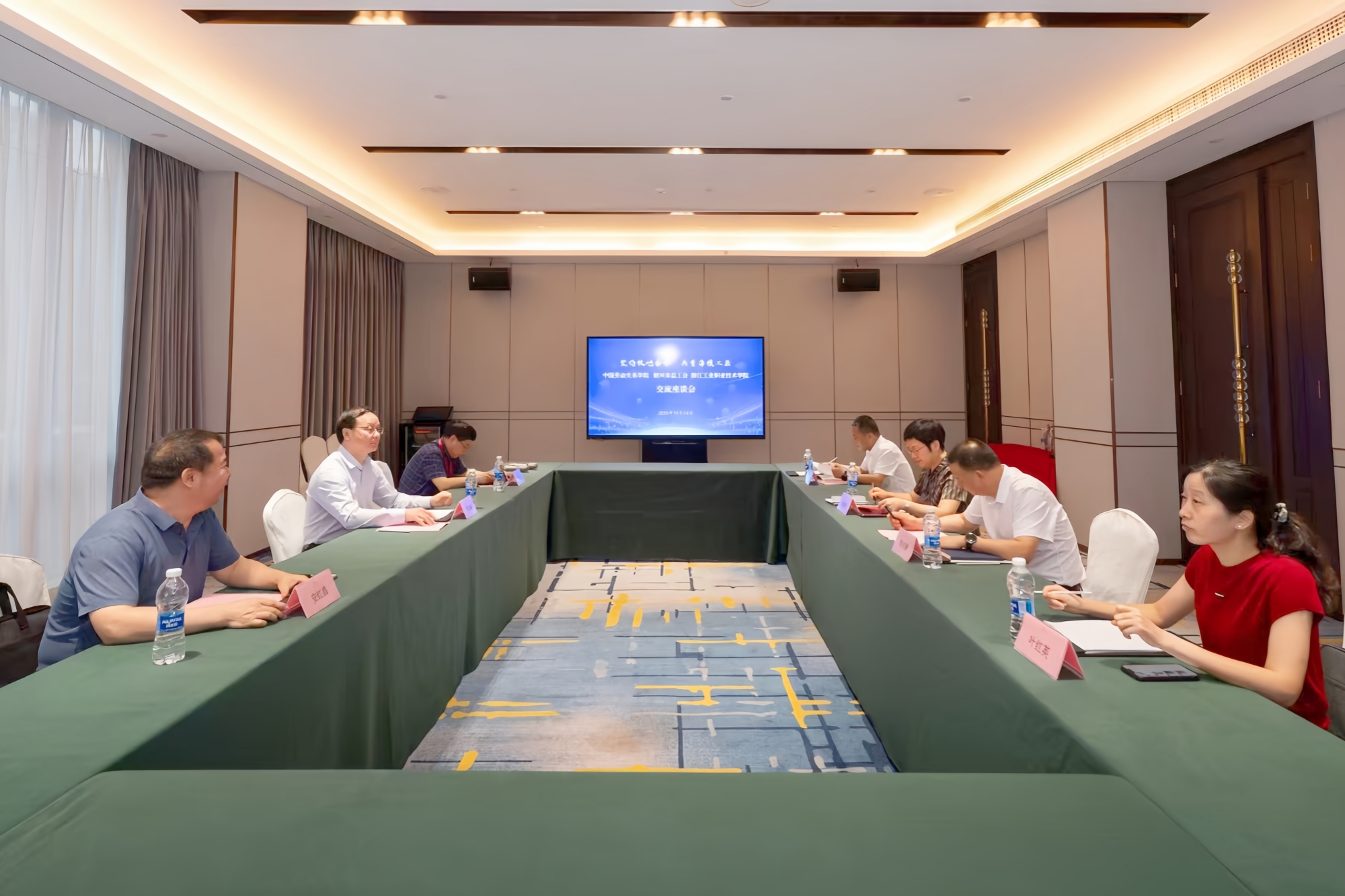 坚持校地合作 共育劳模工匠——我校长三角学院召开交流座谈会