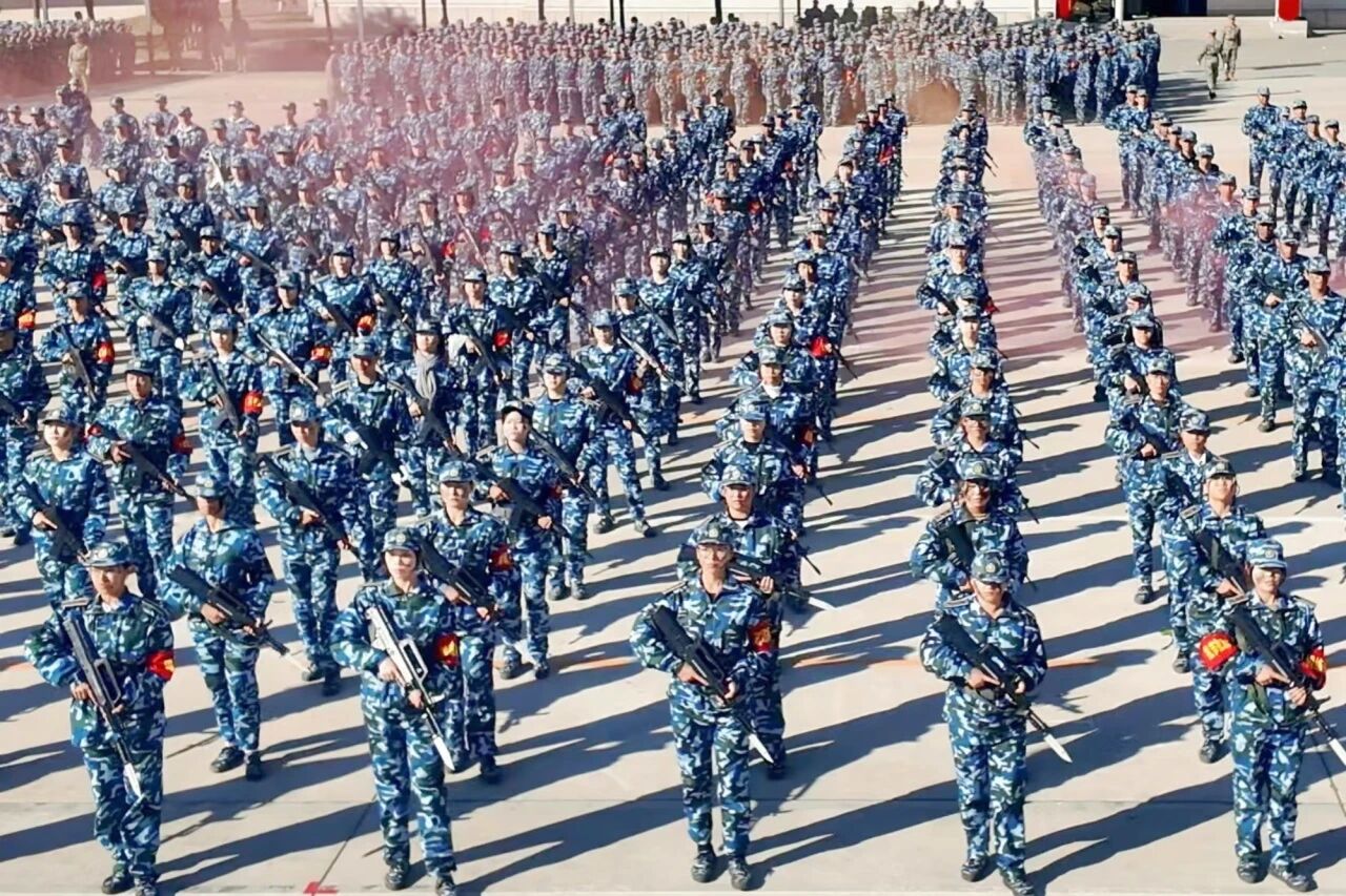 【微信】学校举行2025年学生军训闭营式