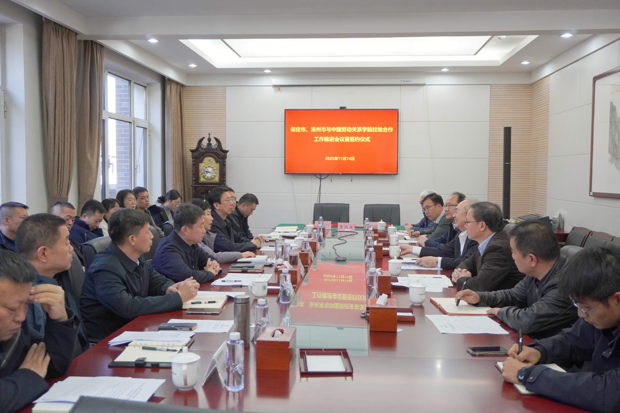 保定市总工会主席韩朝红一行带队来校调研座谈 并与我校签署校地合作协议