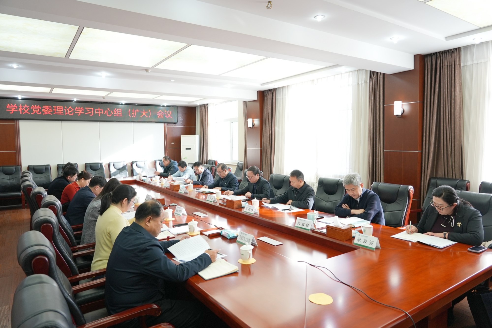 学校党委理论学习中心组（扩大）会议专题传达学习二十届中央纪委五次全会上的重要讲话精神