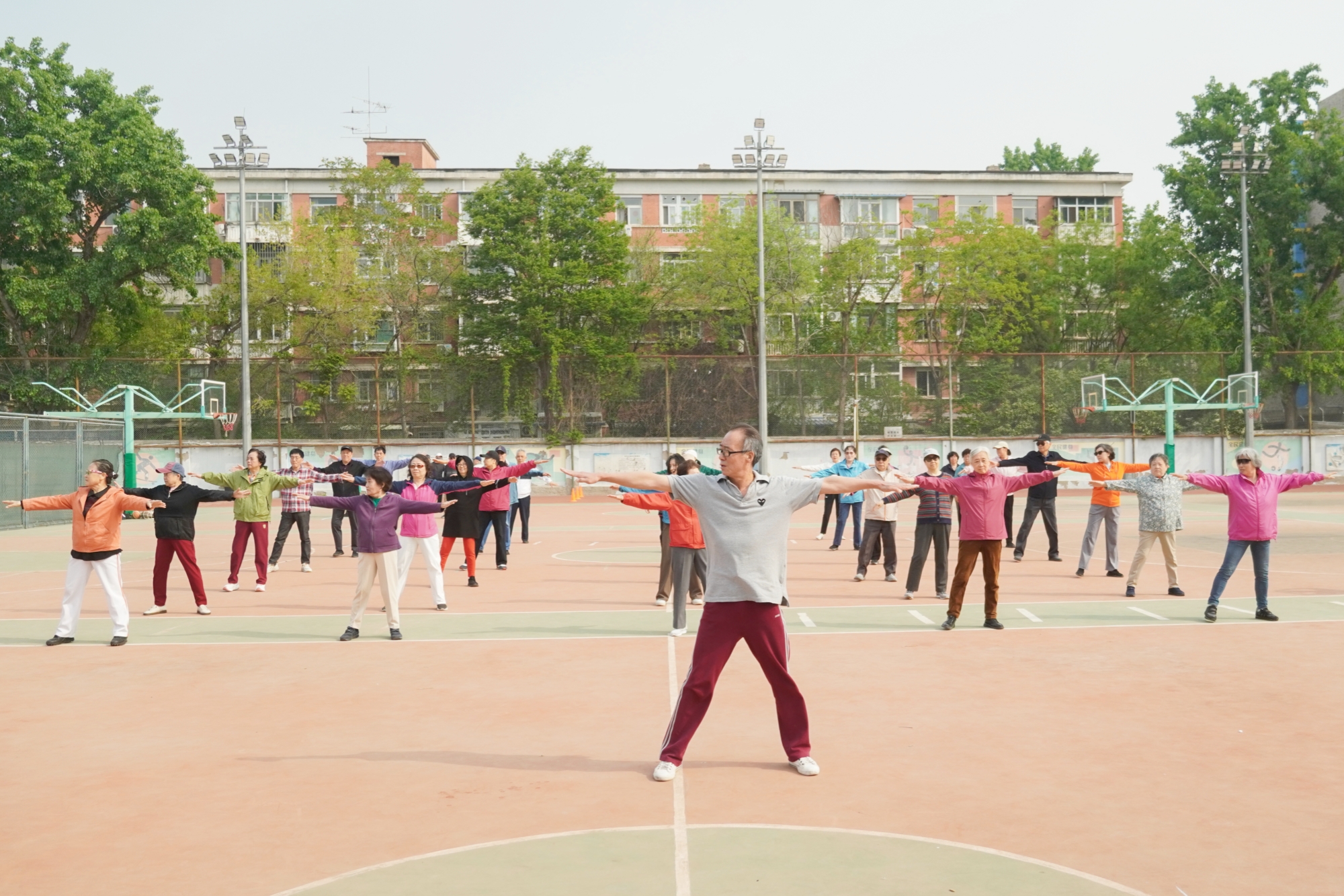 学校举办“展银龄风采 享健康生活”第三十八届离退休教职工运动会