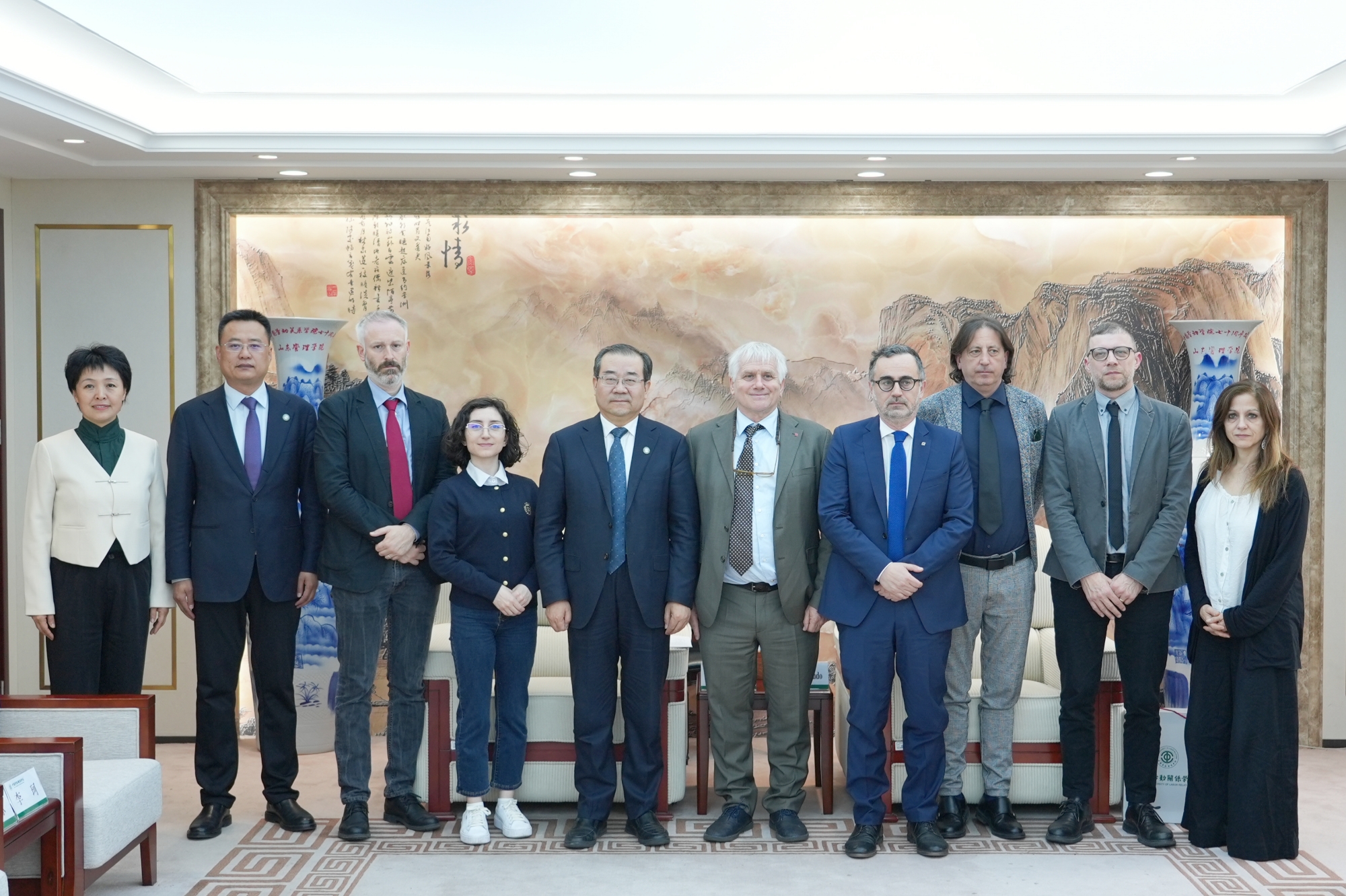 意大利工会代表团来校交流访问