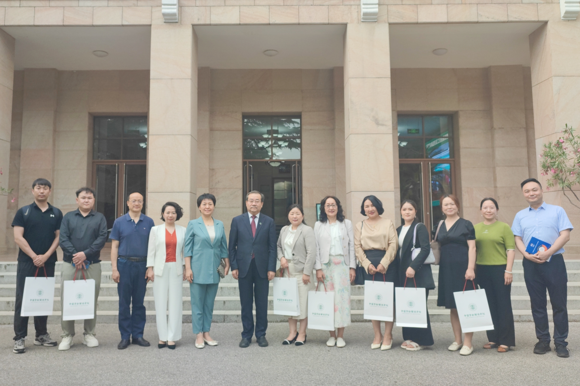 蒙古国劳动大学代表团来校交流访问