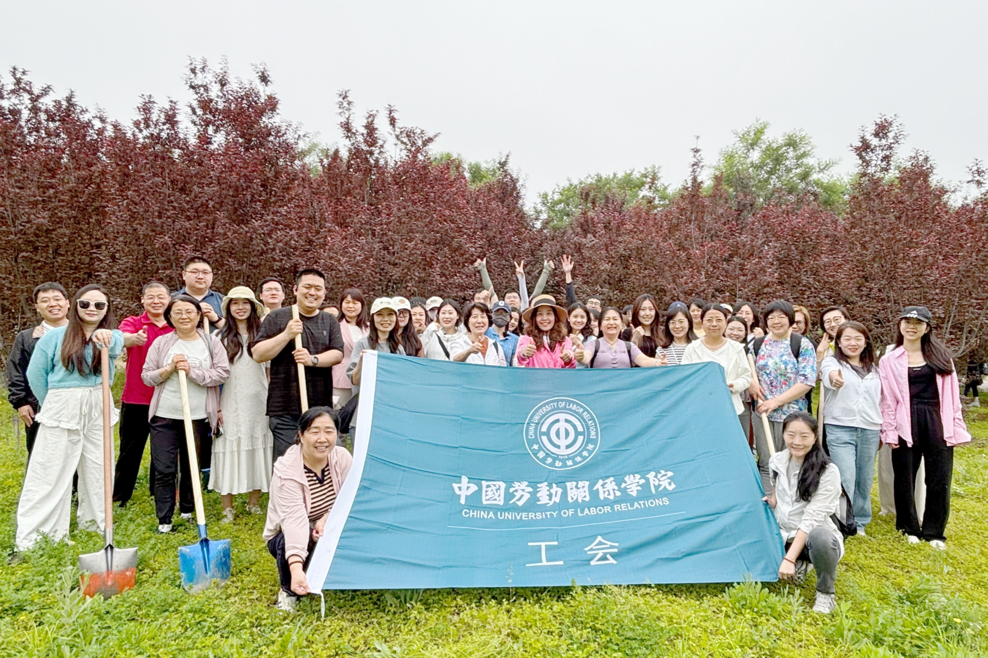 校工会组织教职工开展义务植树暨春游踏青活动