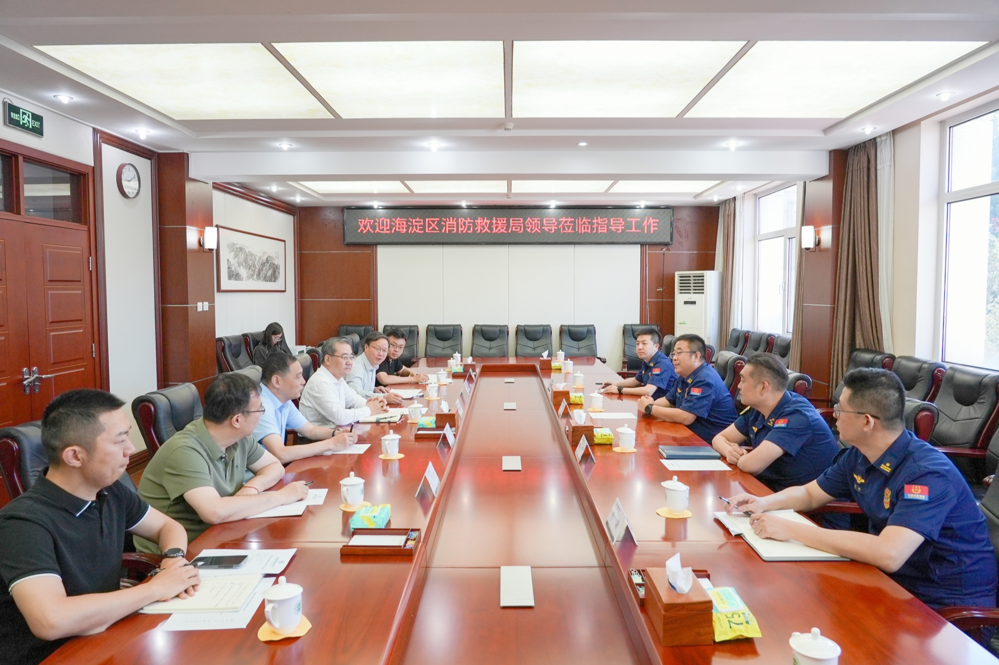 海淀区消防救援局来我校开展消防安全工作座谈交流会