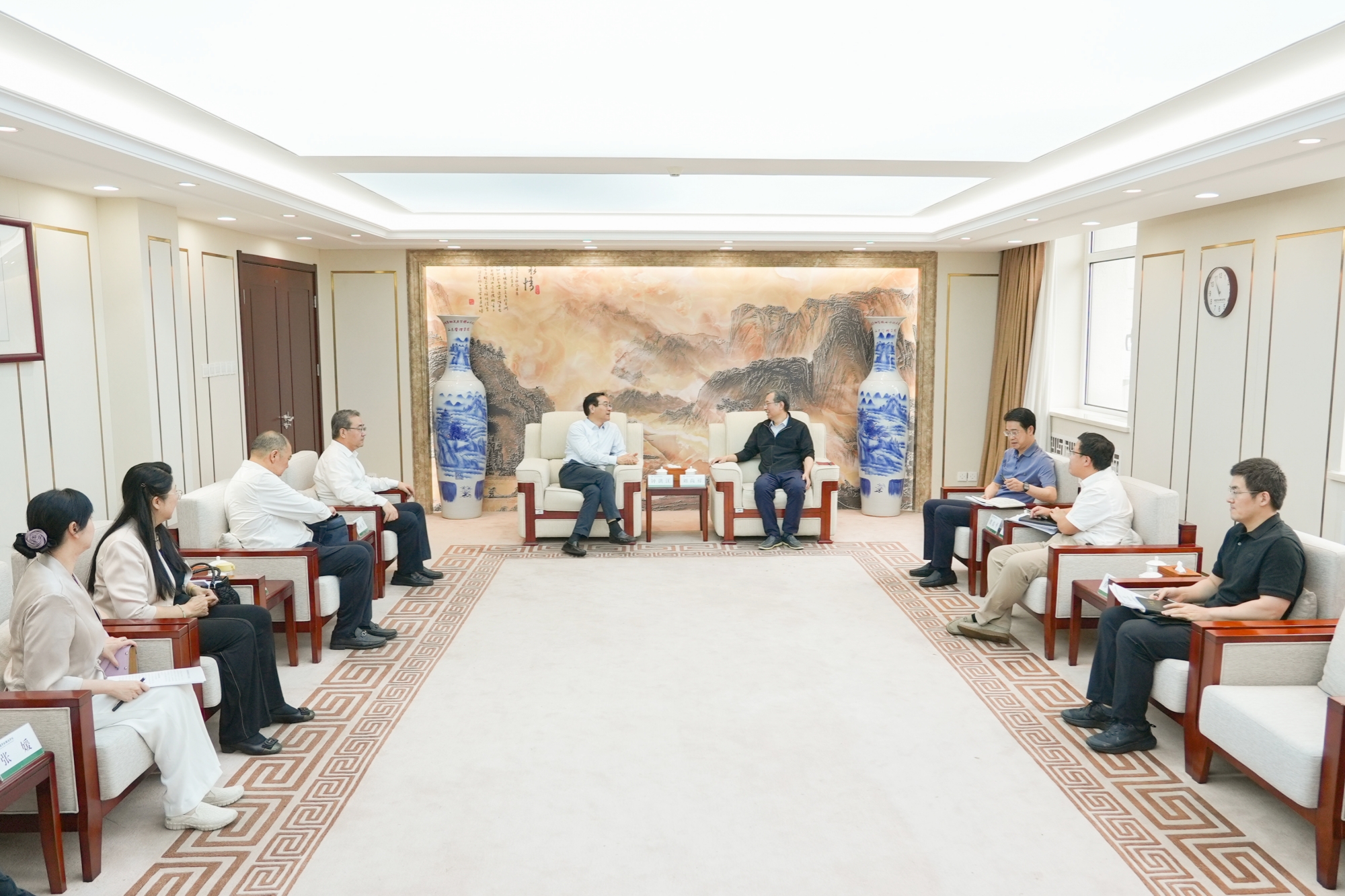 中直机关事务管理局刘尚祥副局长一行来校调研座谈